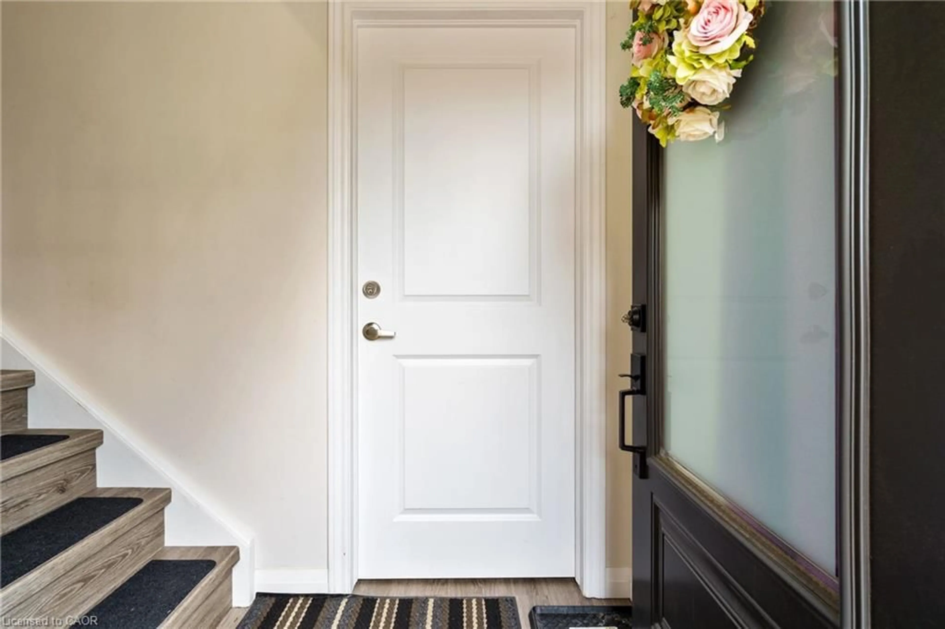Indoor entryway for 444 Queen Victoria Dr, Hamilton Ontario L8W 1X7
