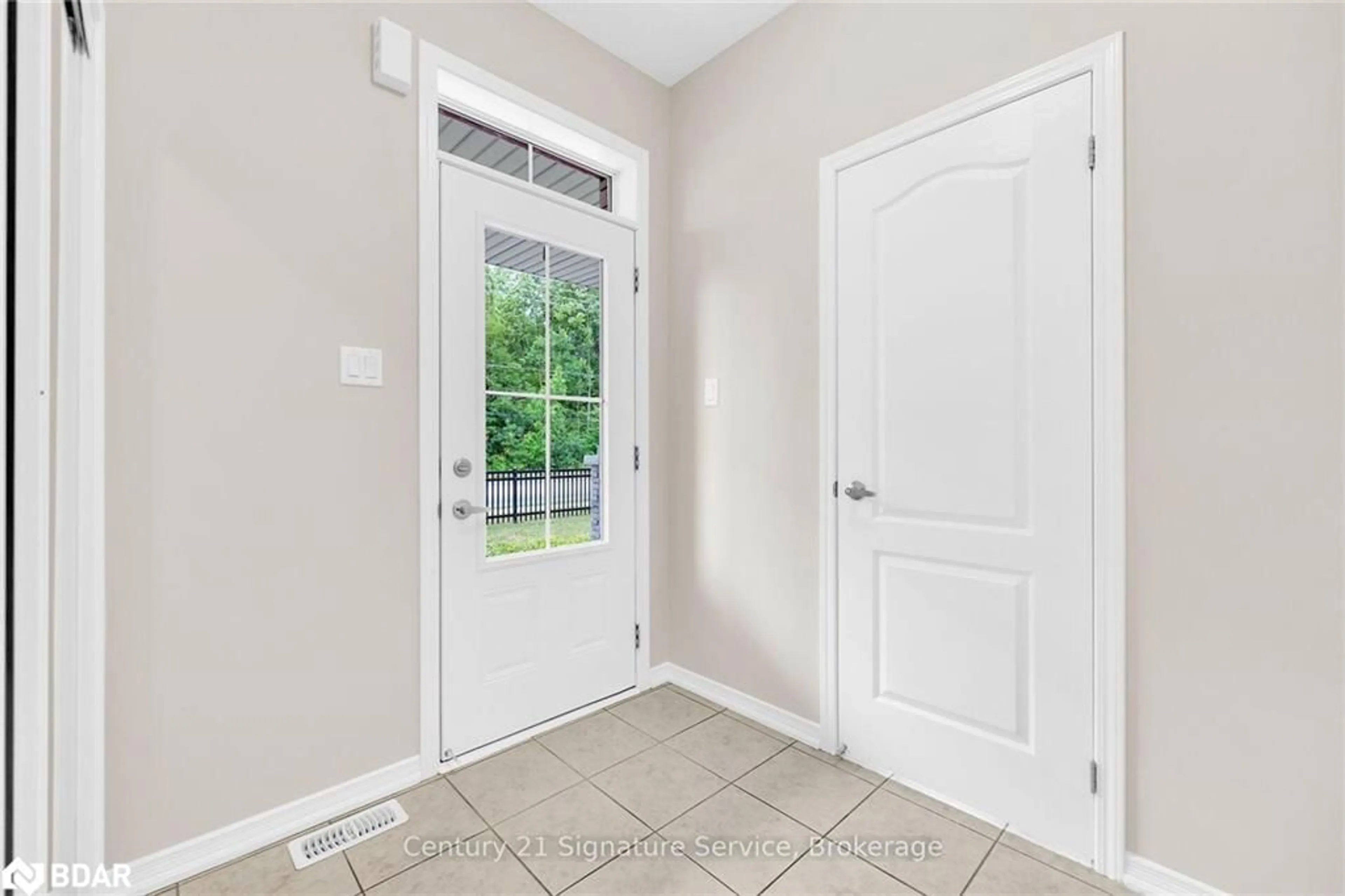 Indoor entryway for 8273 Tulip Tree Dr #9, Niagara Falls Ontario L2H 3S8