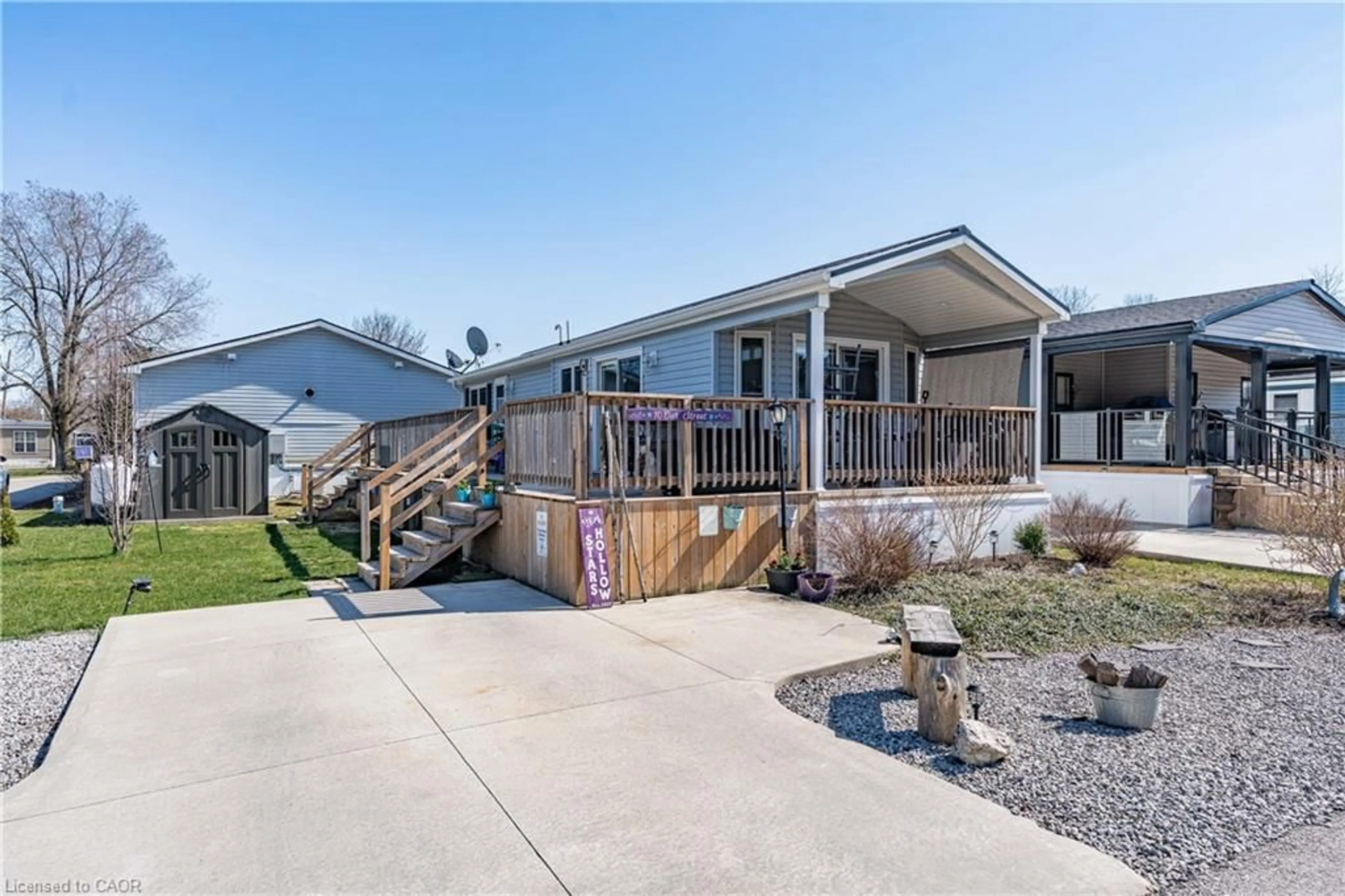 Home with vinyl exterior material, unknown for 4449 Milburough Line #10 Oak St., Burlington Ontario L7P 0C5