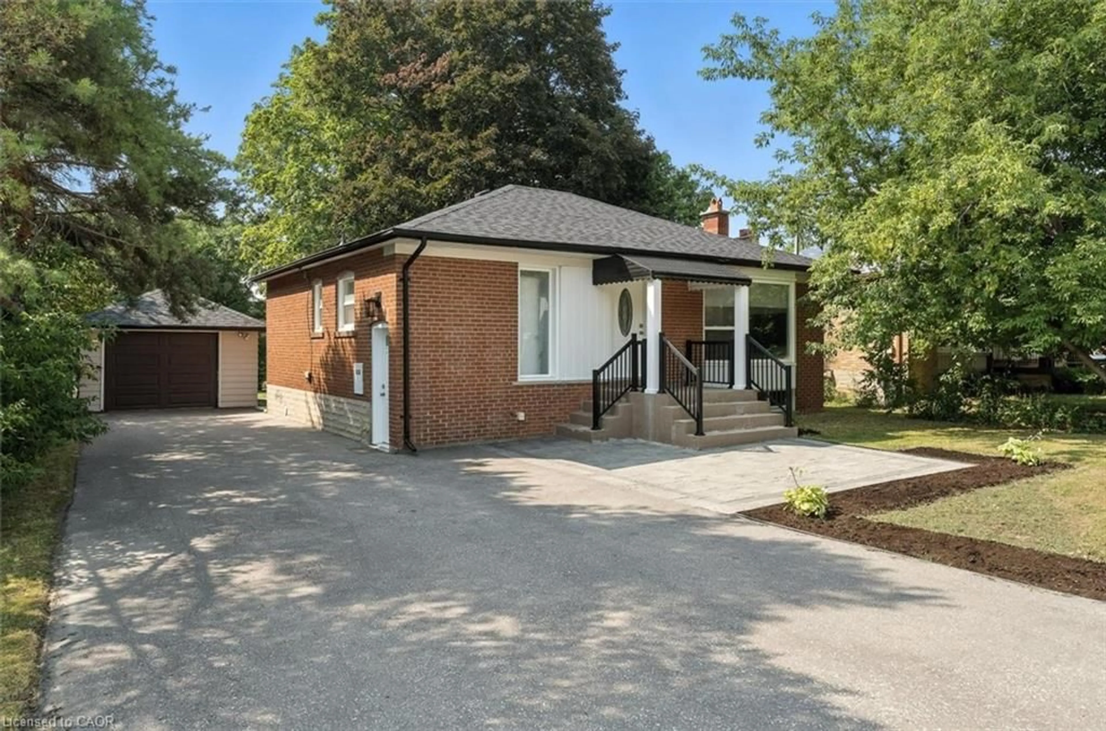 Home with brick exterior material, street for 162 Queen St, Newmarket Ontario L3Y 2E8