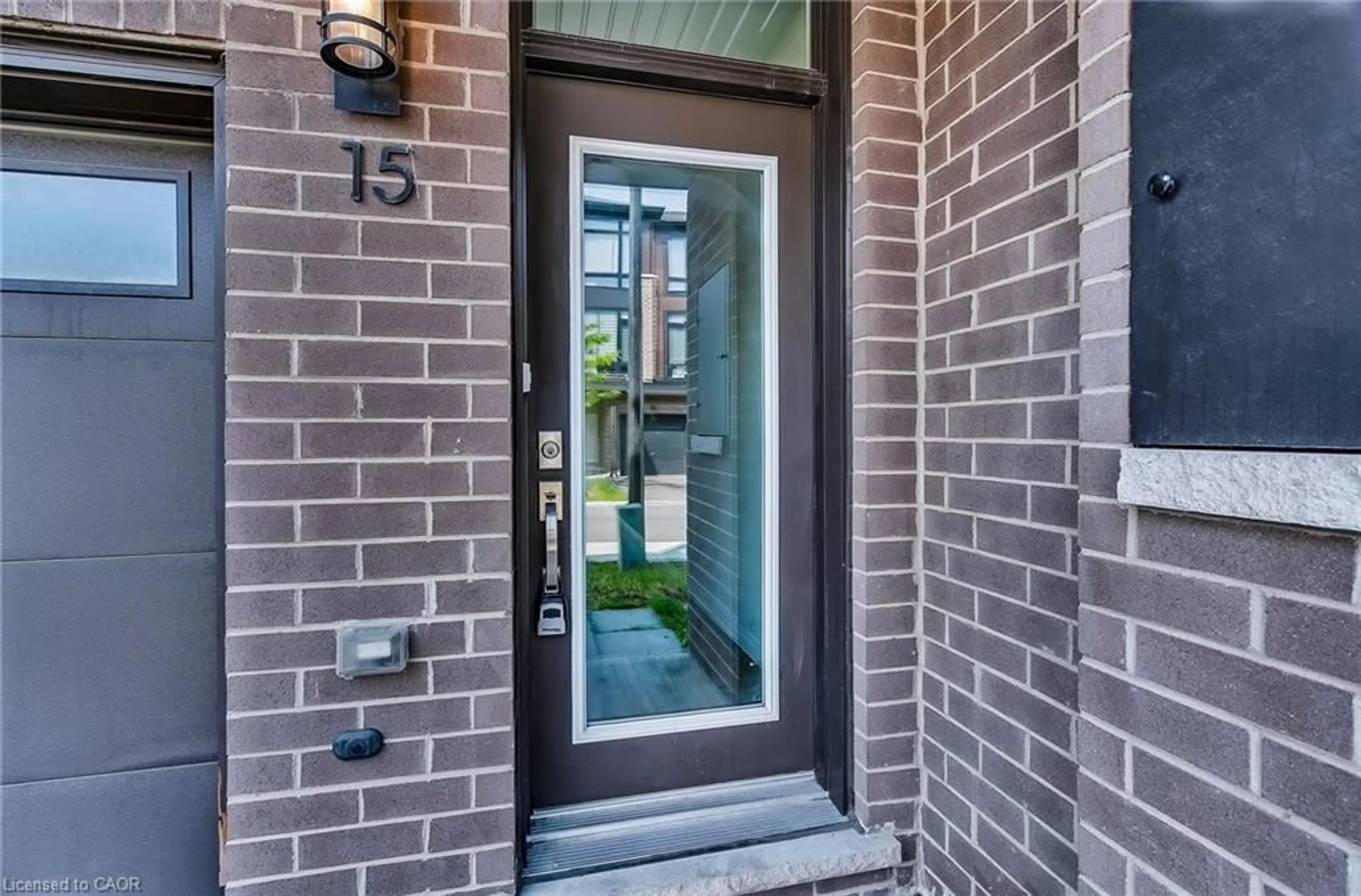 Indoor entryway for 270 Melvin Ave #15, Hamilton Ontario L8H 2K2