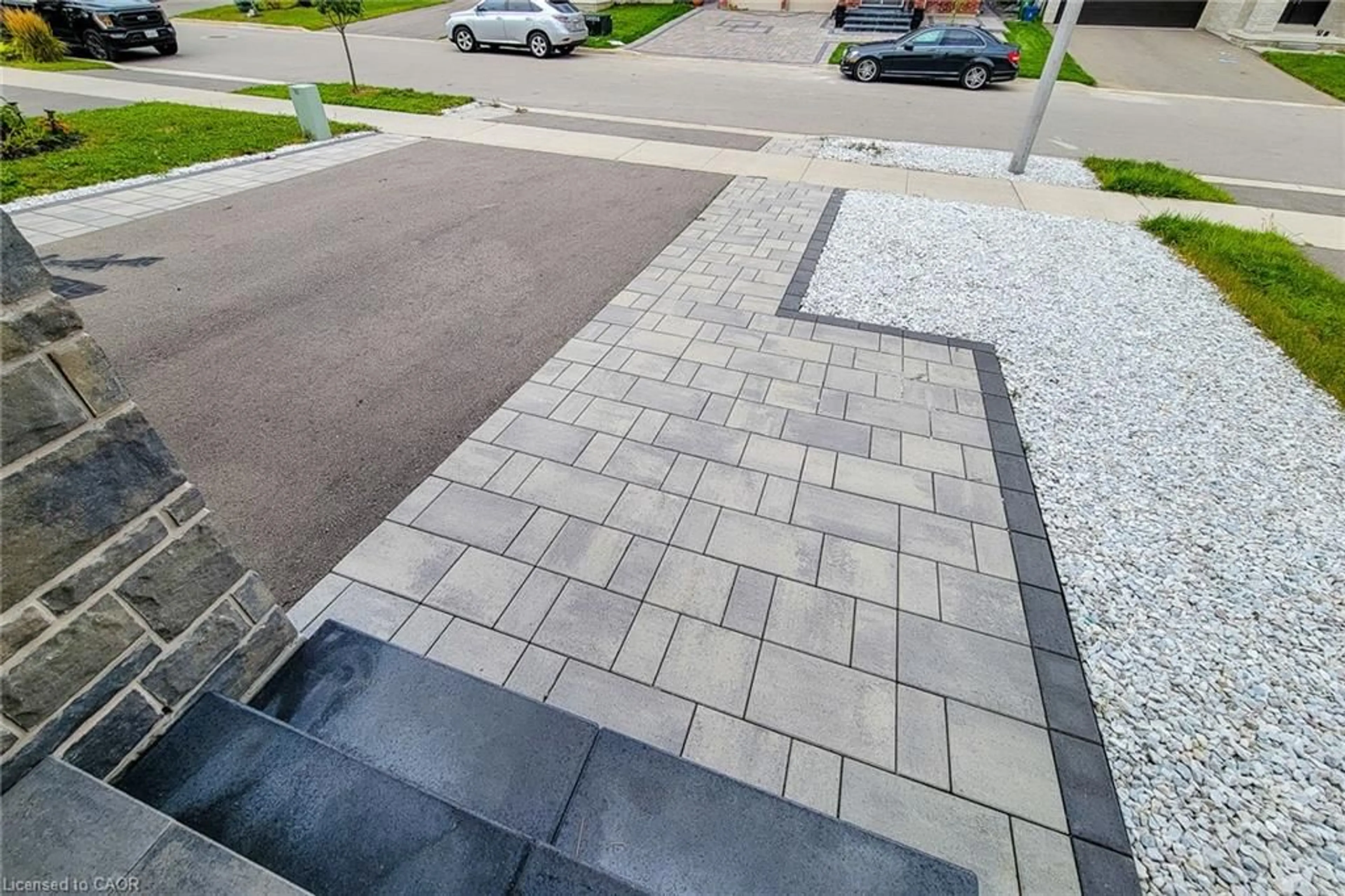 A pic from outside/outdoor area/front of a property/back of a property/a pic from drone, street for 182 Whittington Dr, Ancaster Ontario L9K 0H5