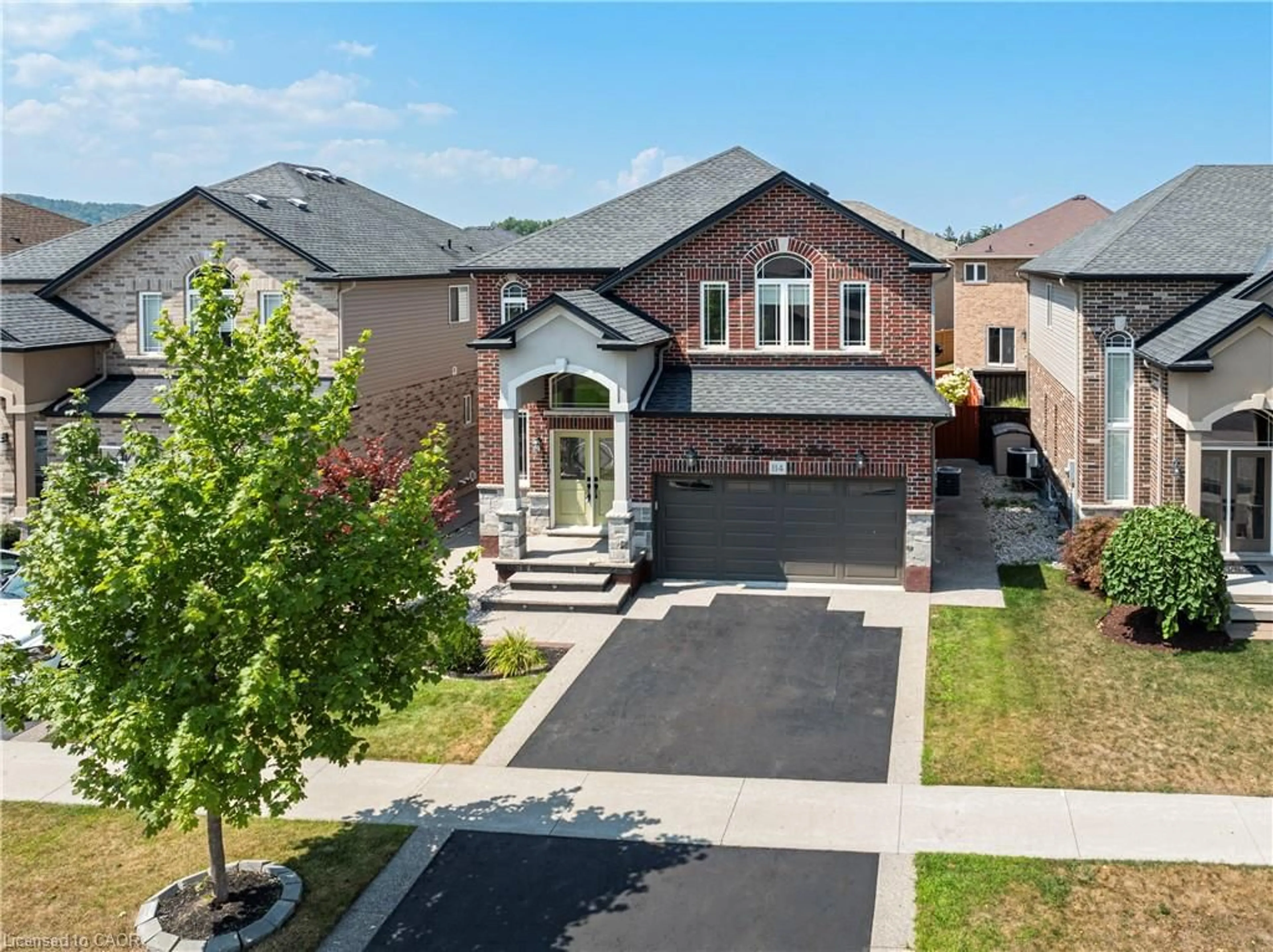 A pic from outside/outdoor area/front of a property/back of a property/a pic from drone, street for 114 Lampman Dr, Grimsby Ontario L3M 0E7