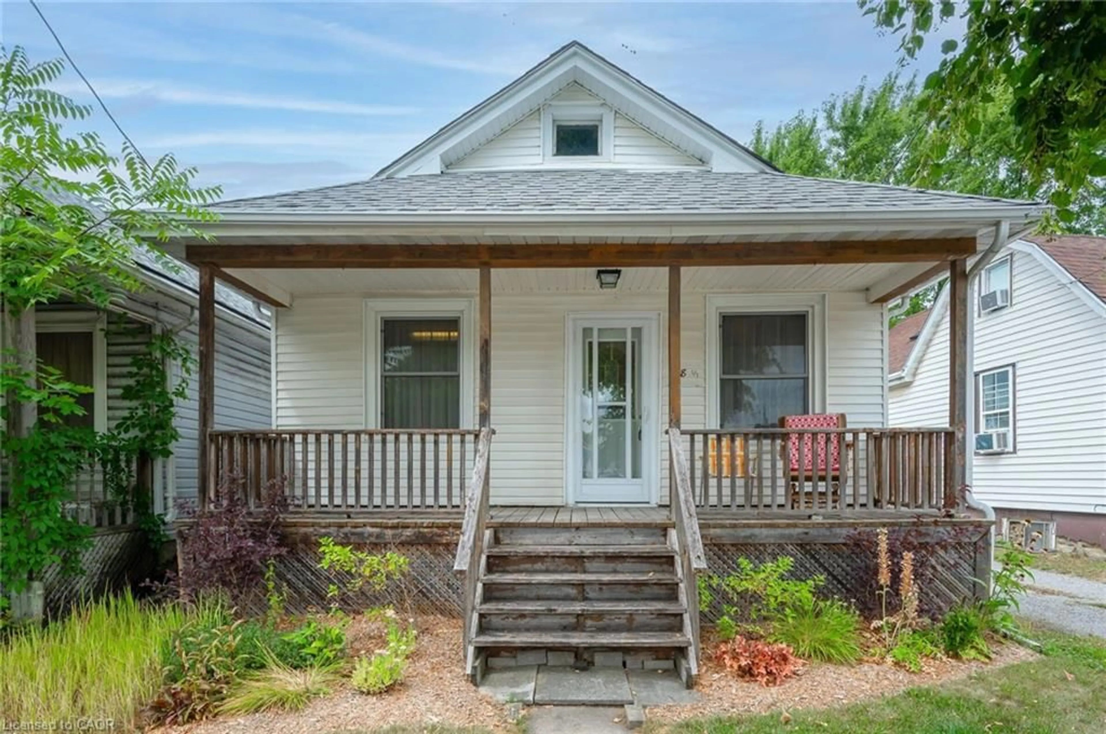 Home with vinyl exterior material, street for 28-1/2 Pelham Rd, Niagara Falls Ontario L2S 1R2