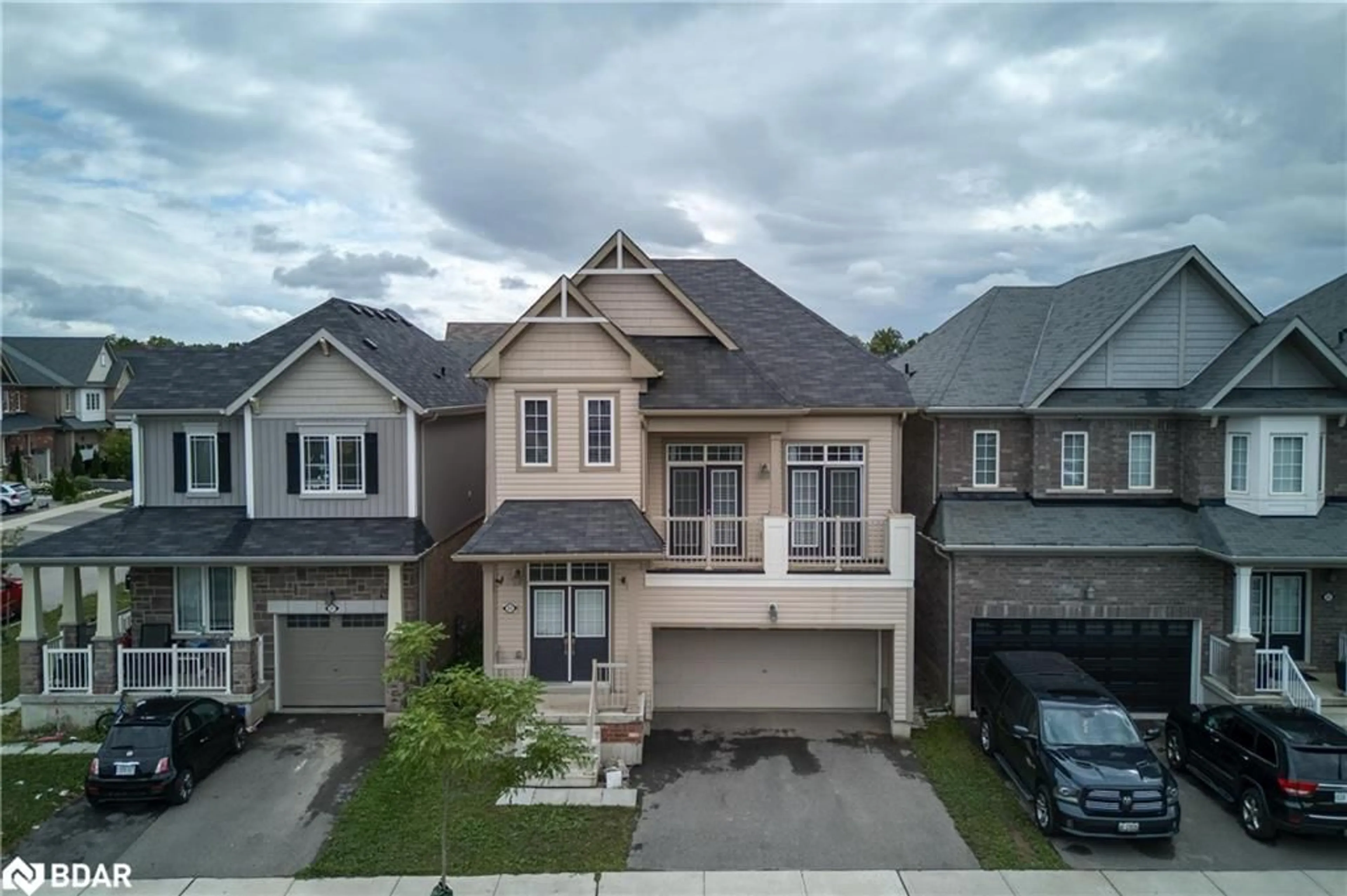 A pic from outside/outdoor area/front of a property/back of a property/a pic from drone, street for 223 Thompson Rd, Caledonia Ontario N3W 0C4