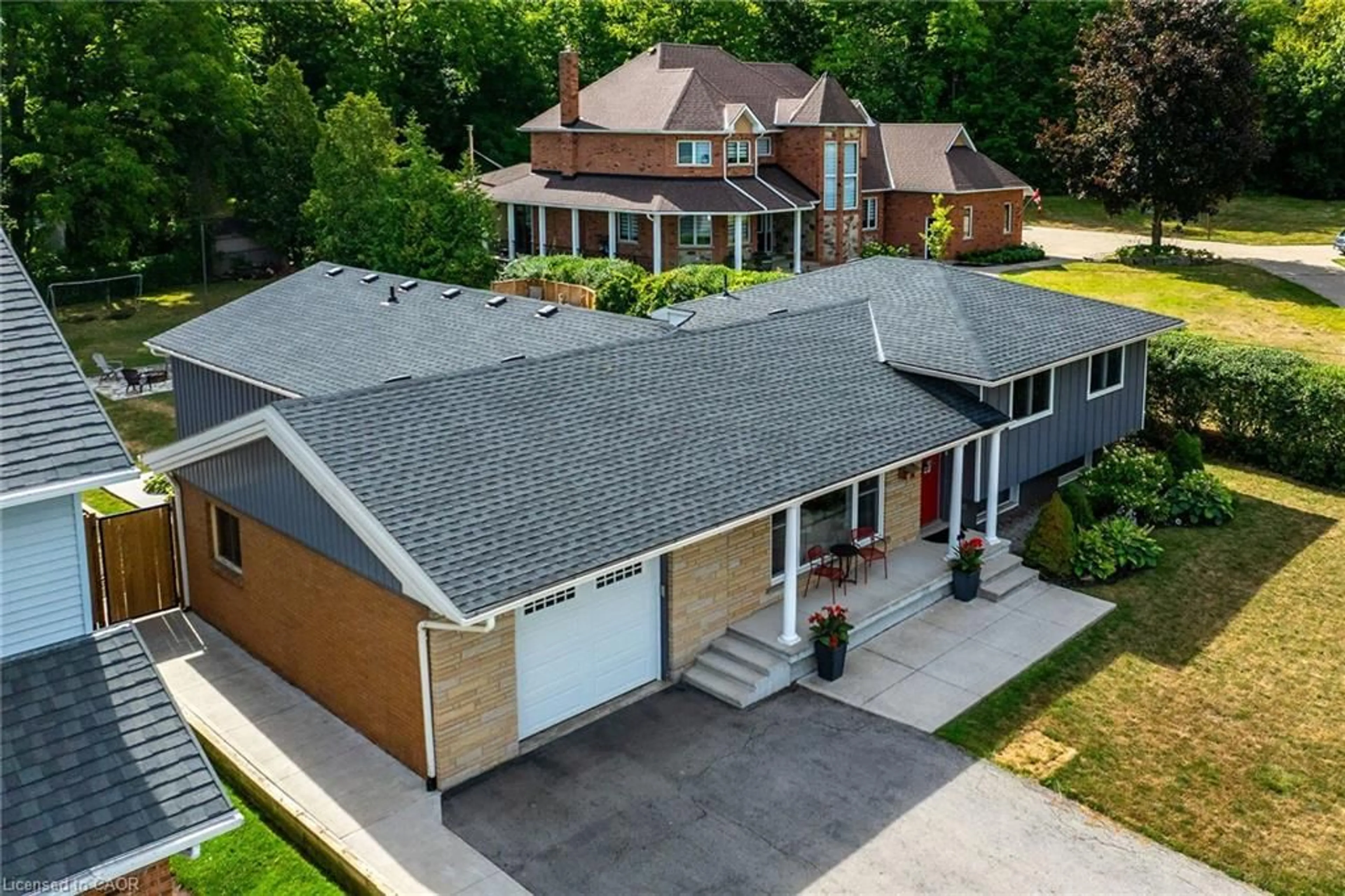A pic from outside/outdoor area/front of a property/back of a property/a pic from drone, street for 142 Mcneilly Rd, Stoney Creek Ontario L8E 5J1
