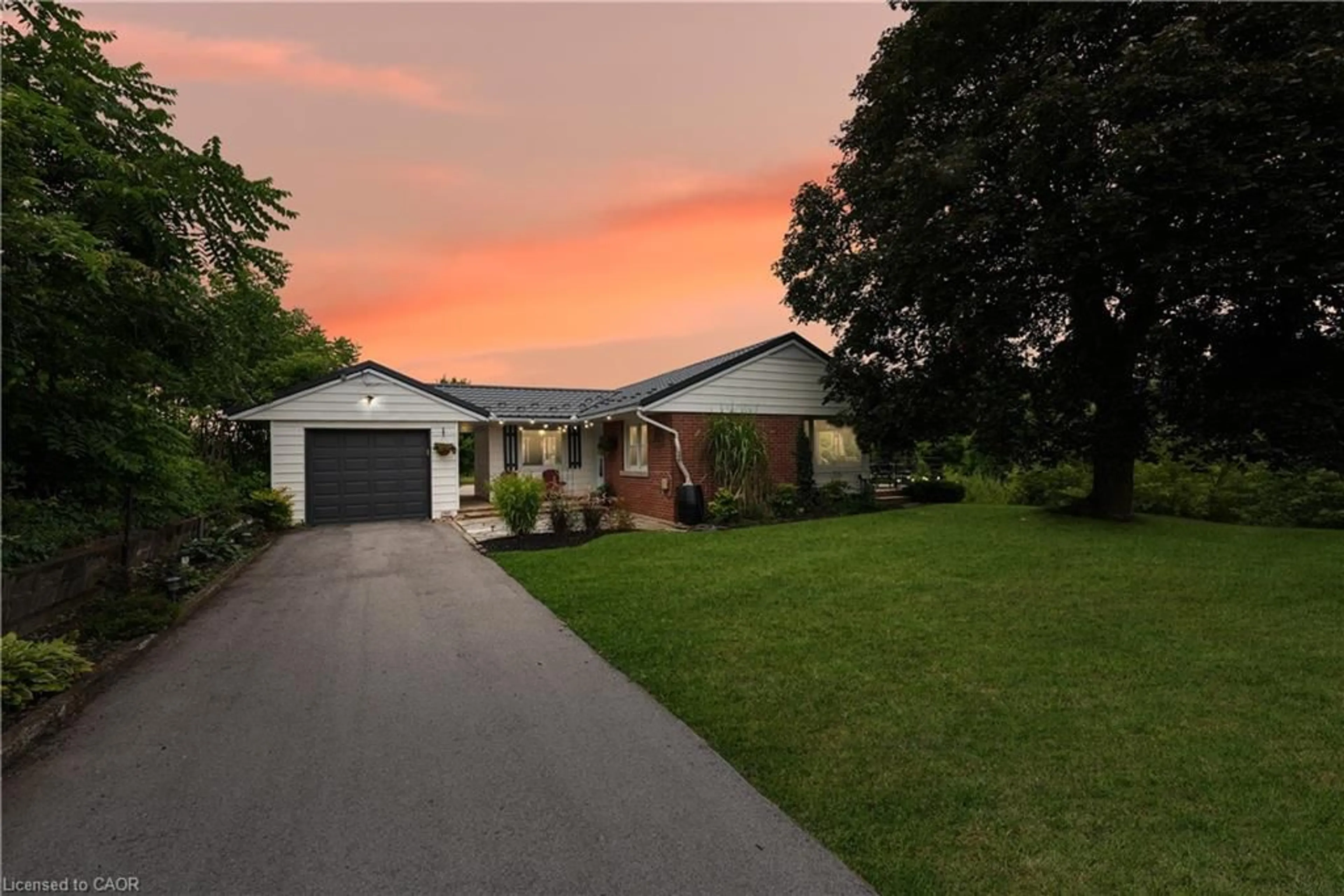 A pic from outside/outdoor area/front of a property/back of a property/a pic from drone, street for 5503 Greenlane Rd, Beamsville Ontario L3J 1M9
