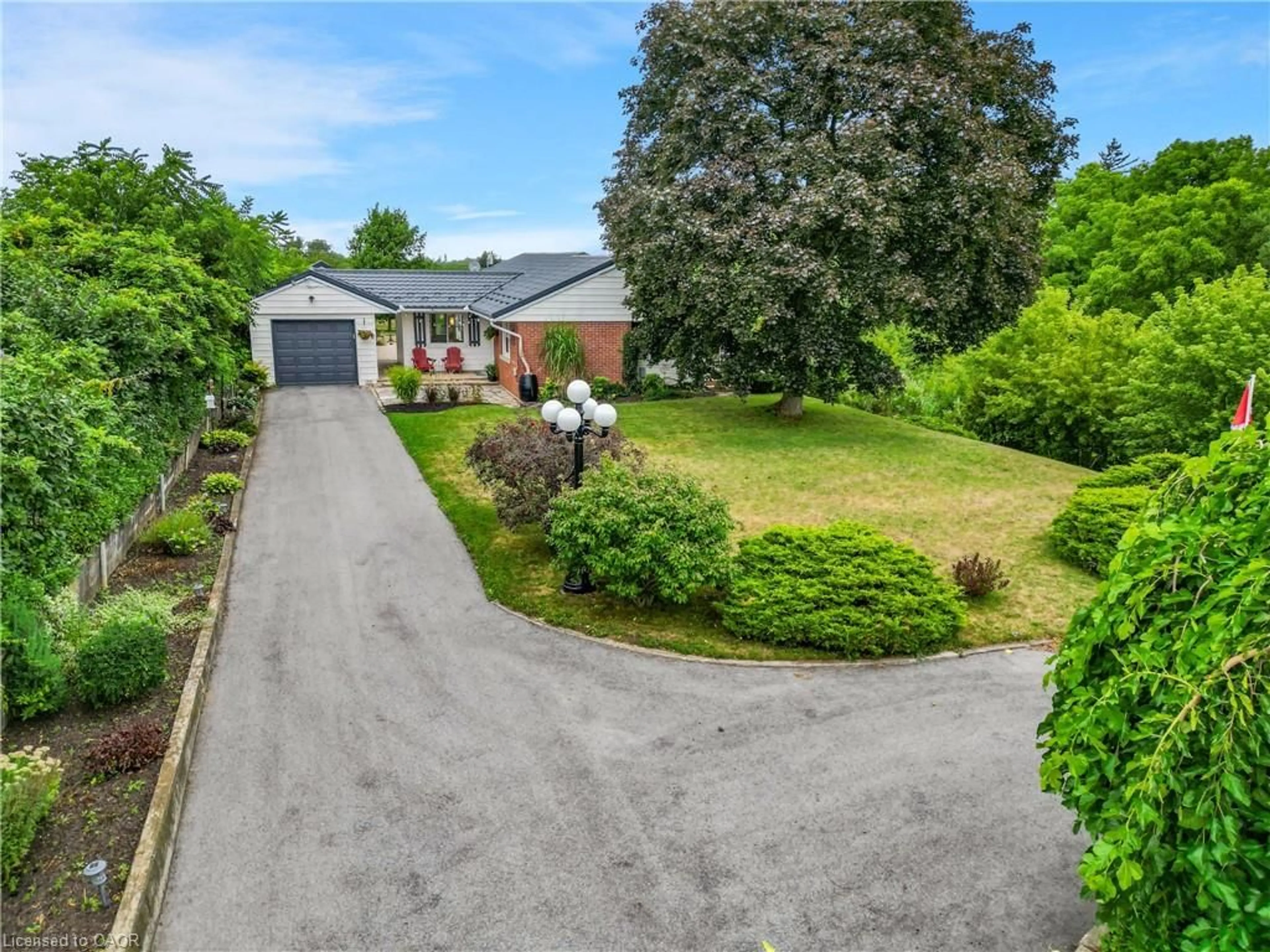 A pic from outside/outdoor area/front of a property/back of a property/a pic from drone, street for 5503 Greenlane Rd, Beamsville Ontario L3J 1M9
