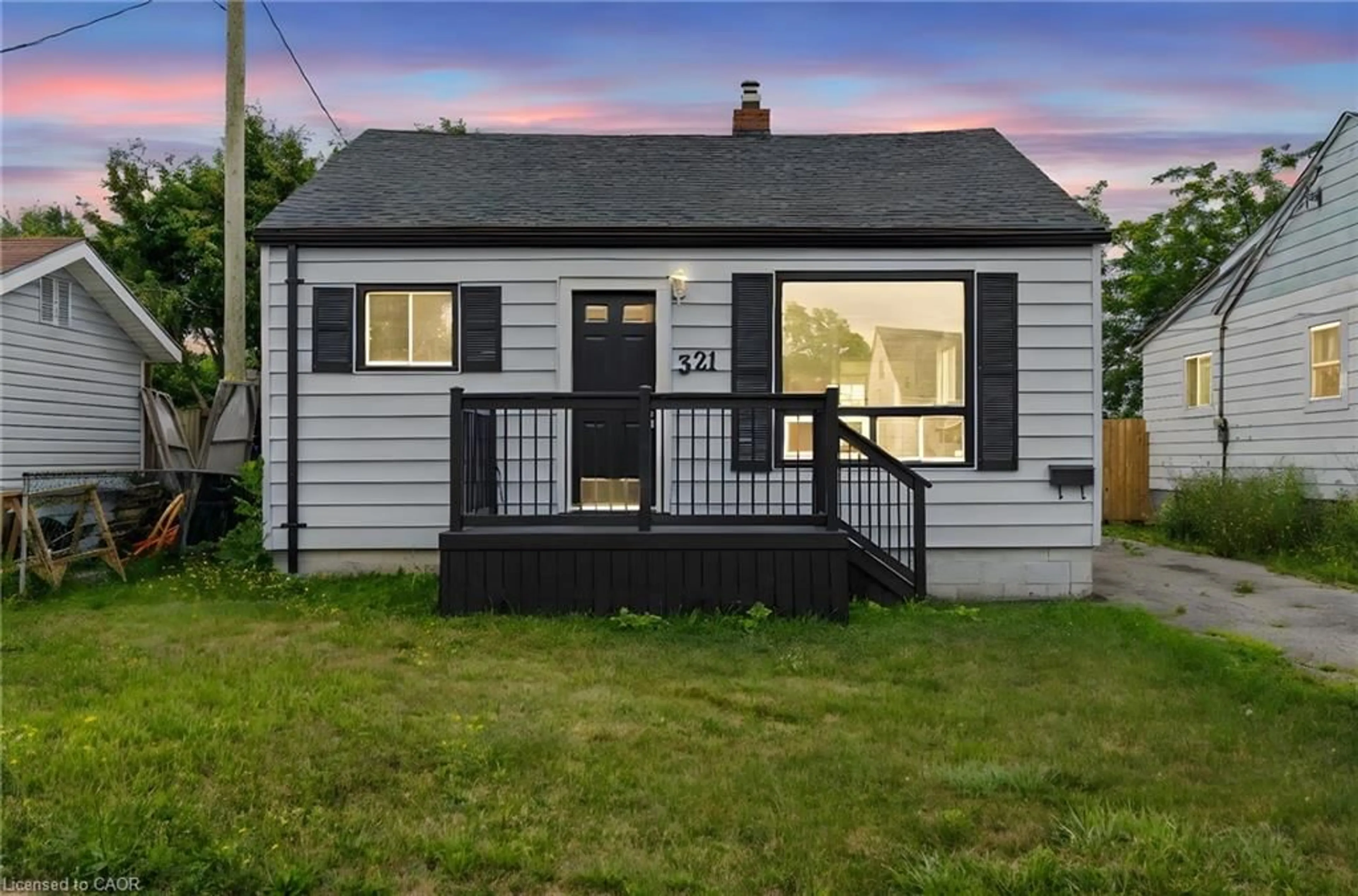 Home with vinyl exterior material, street for 321 Dieppe St, Welland Ontario L3B 4V1