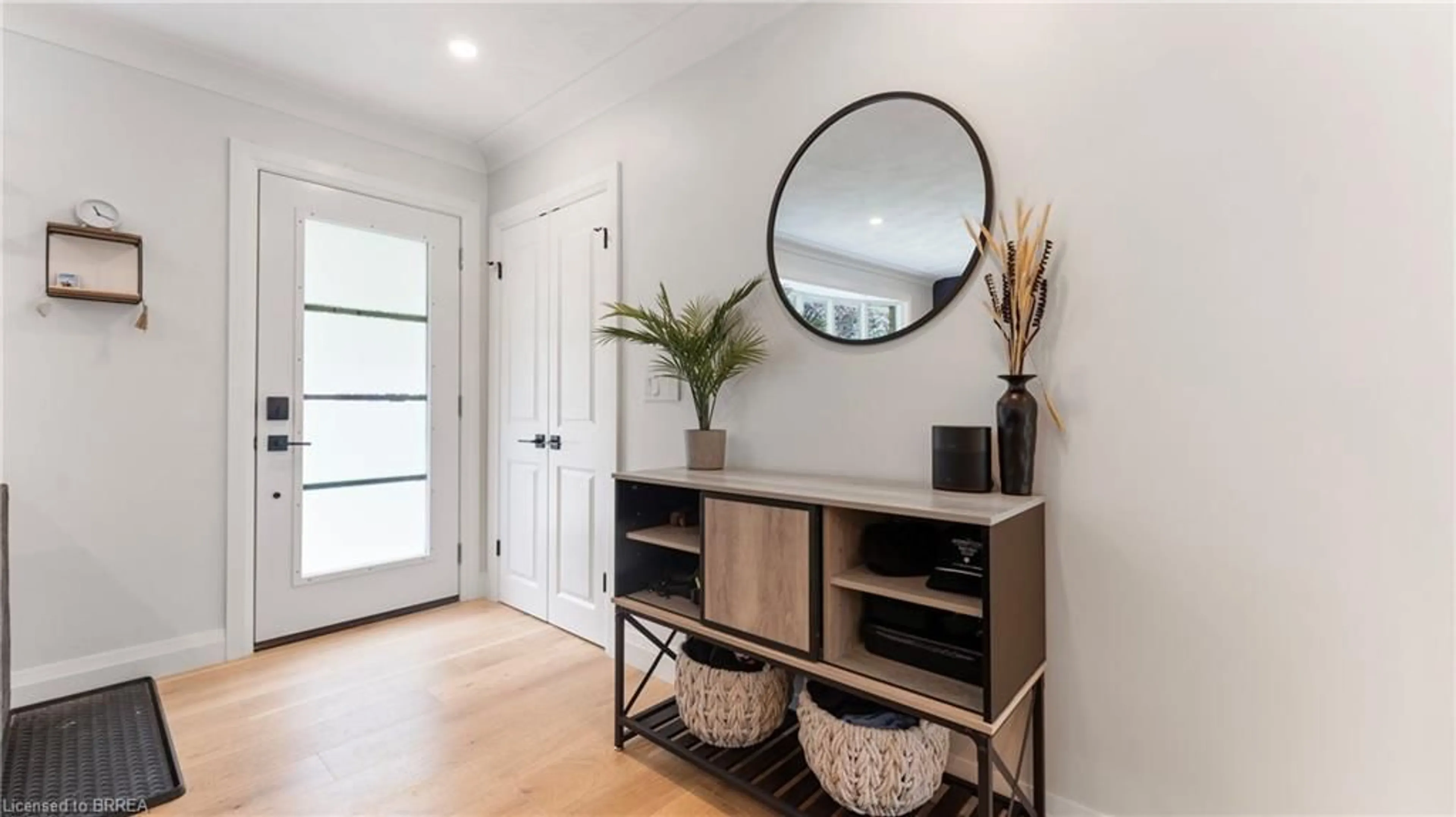 Indoor entryway for 25 Seneca Cres, Brantford Ontario N3R 1K3