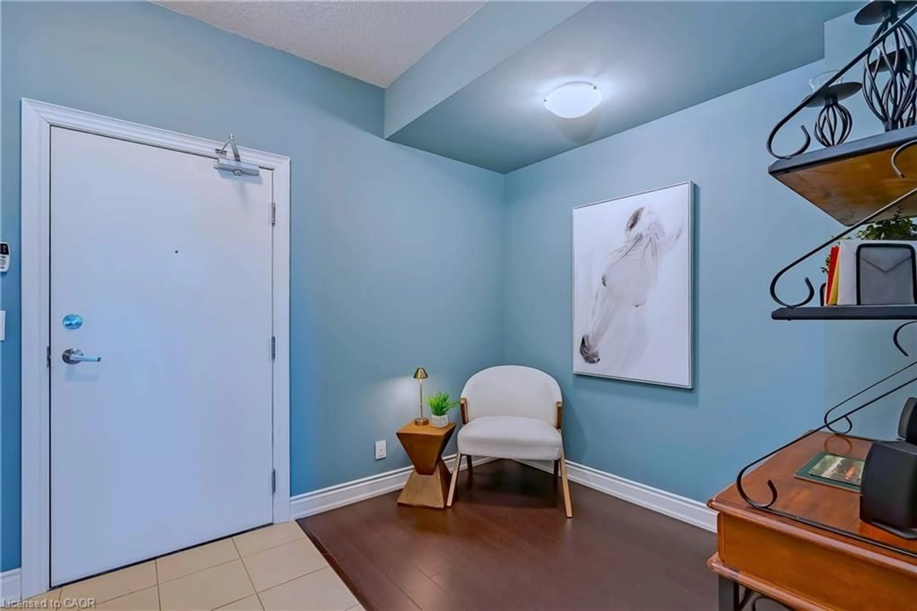 Indoor entryway for 1940 Ironstone Dr #407, Burlington Ontario L7L 0E4