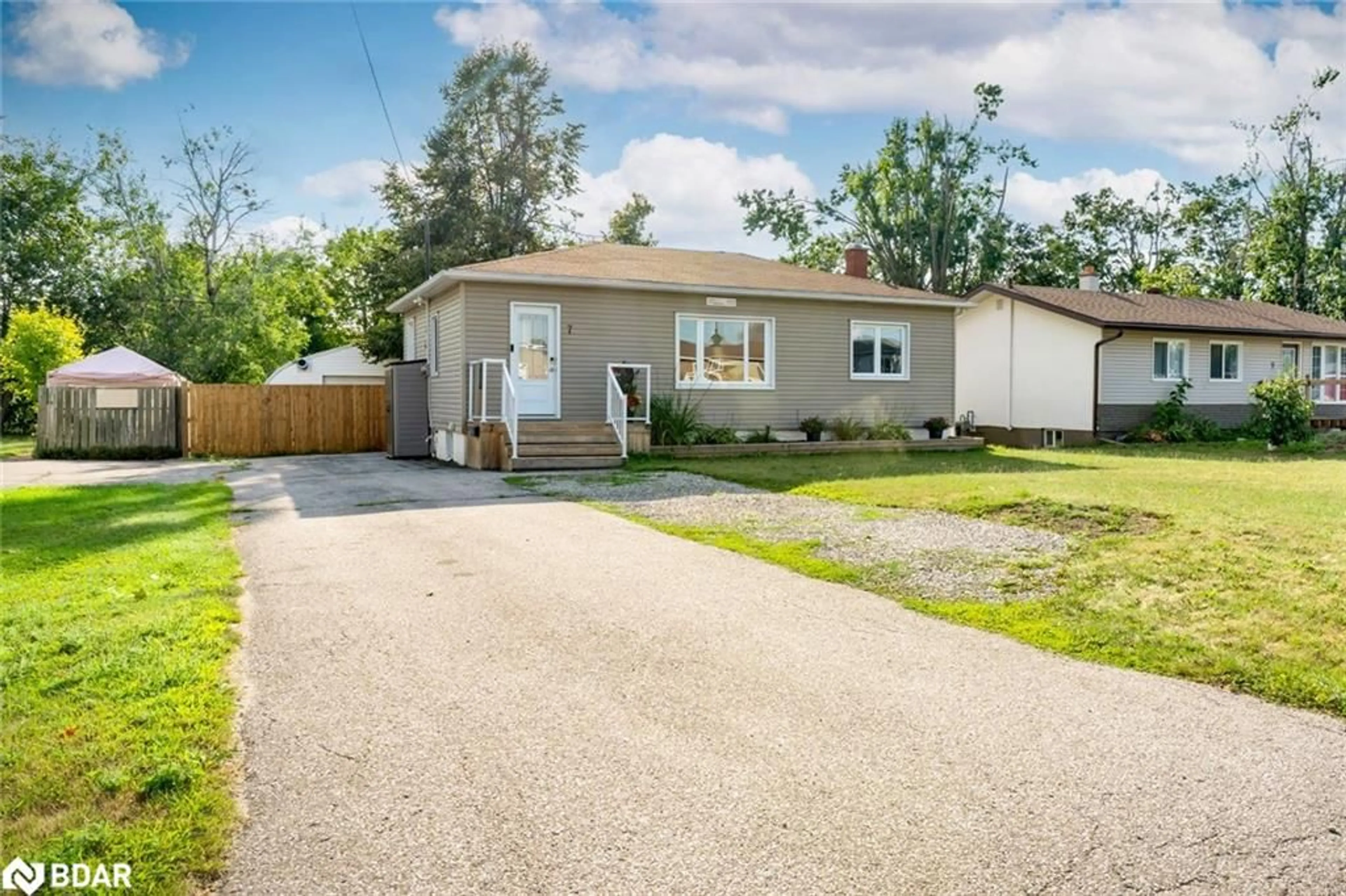 Home with vinyl exterior material, street for 7 Leach St, Orillia Ontario L3V 5N6