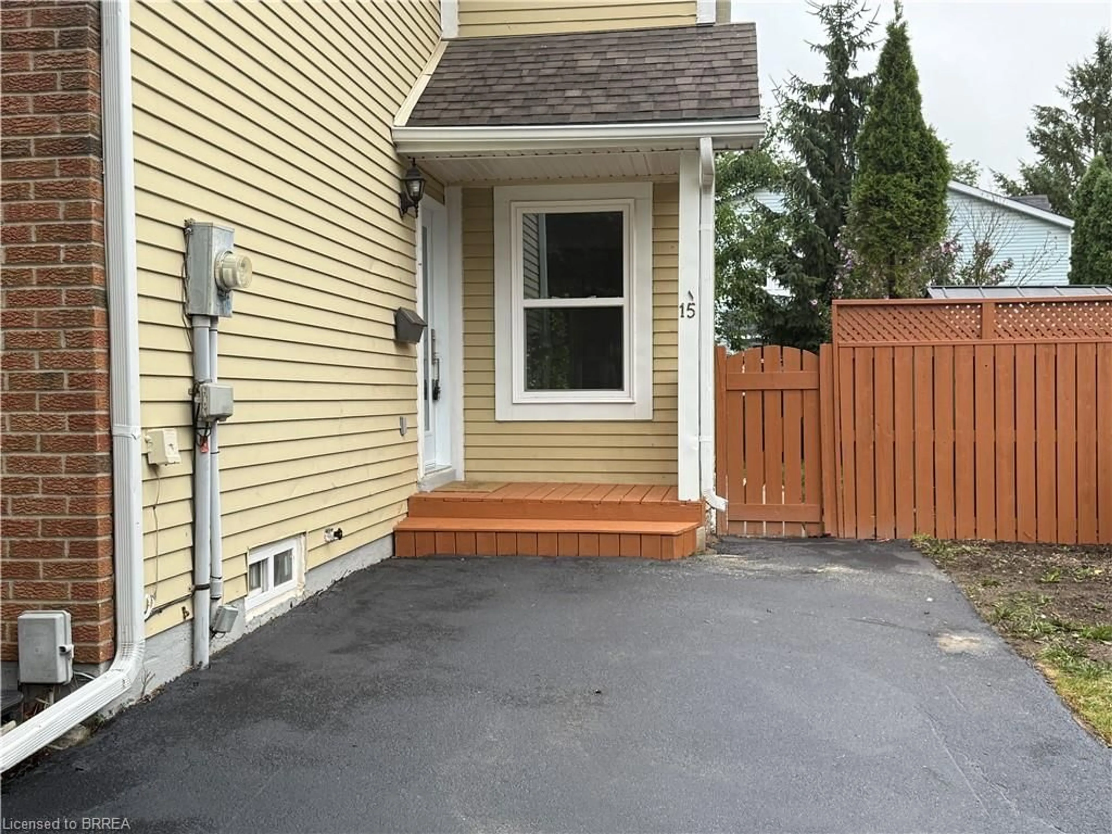Patio, street for 15 Banbury Rd, Brantford Ontario N3P 1C9