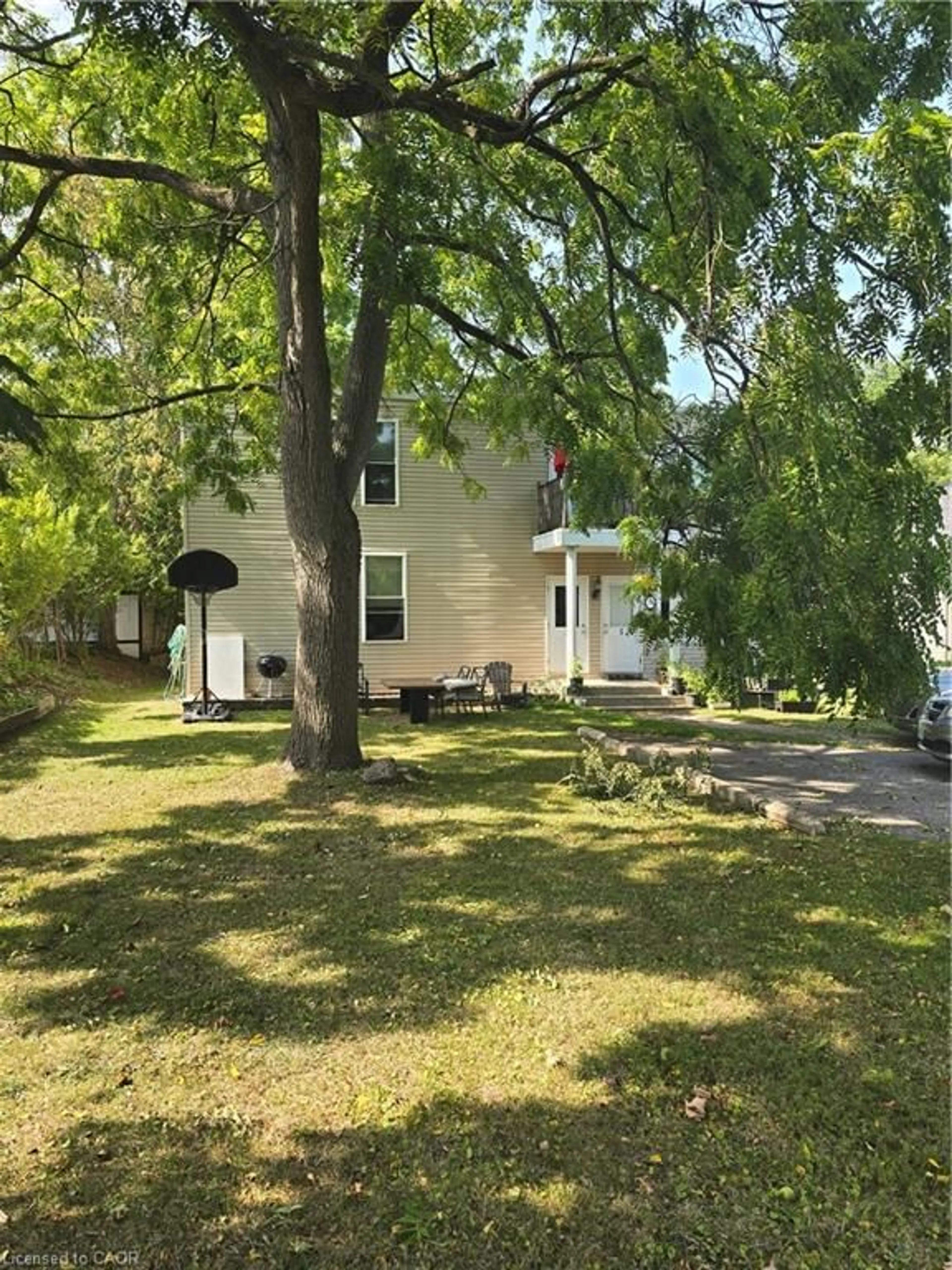 A pic from outside/outdoor area/front of a property/back of a property/a pic from drone, unknown for 74 William St, Waterloo Ontario N2L 1J7