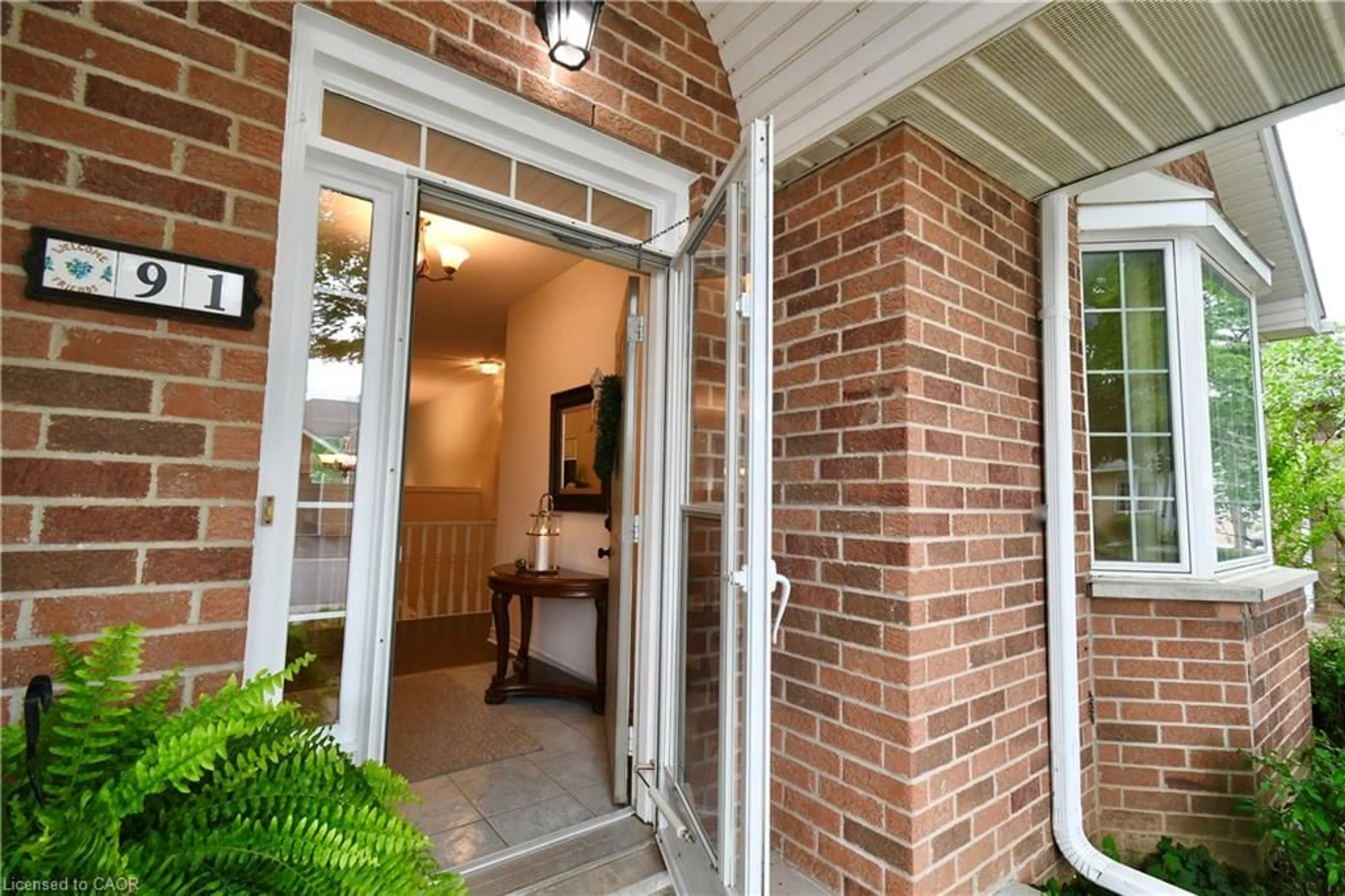Indoor entryway for 91 Twentyplace Blvd, Hamilton Ontario L0R 1W0