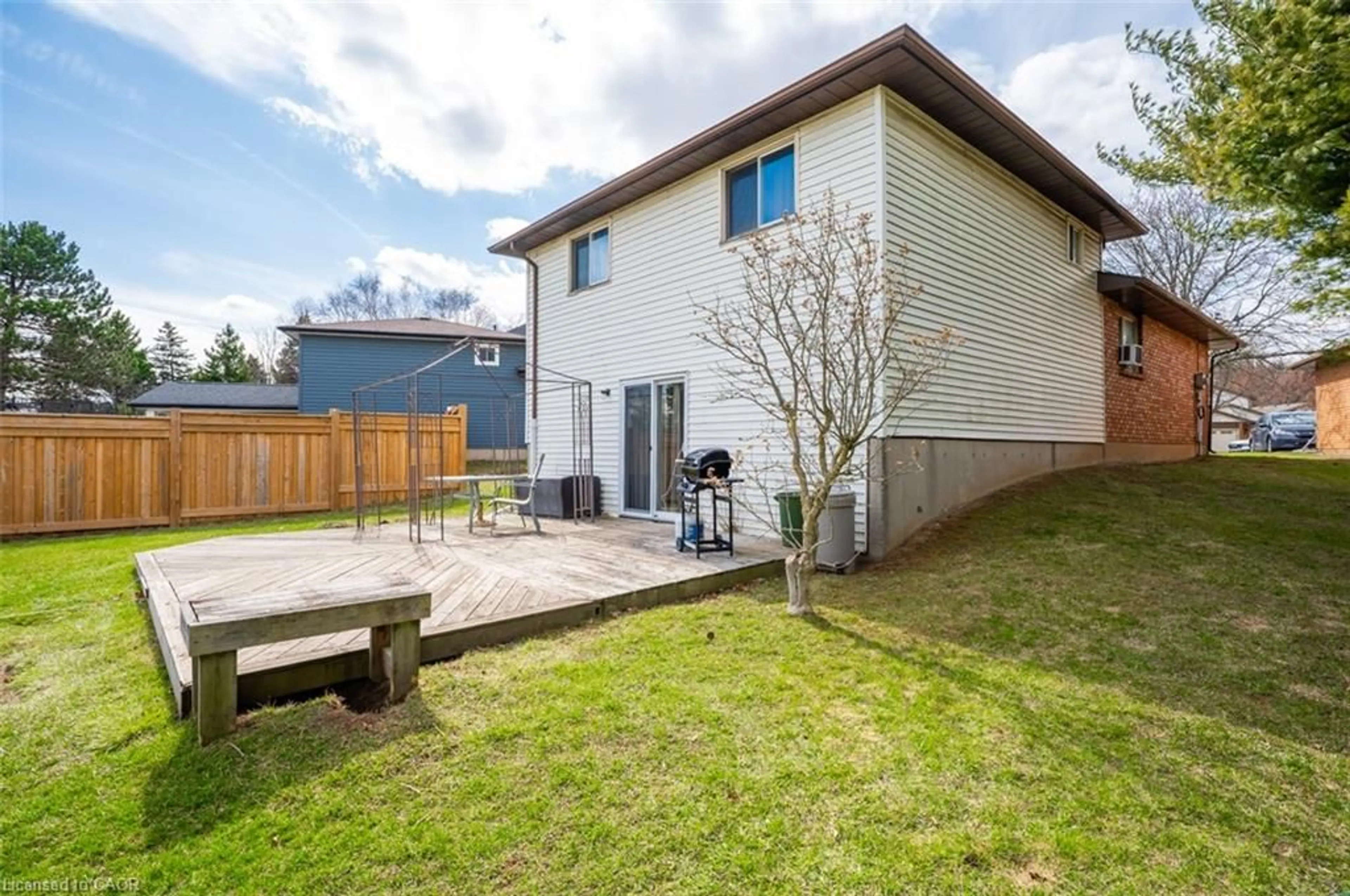 A pic from outside/outdoor area/front of a property/back of a property/a pic from drone, street for 39 Bloomsbury Crt, Ancaster Ontario L9G 4L6