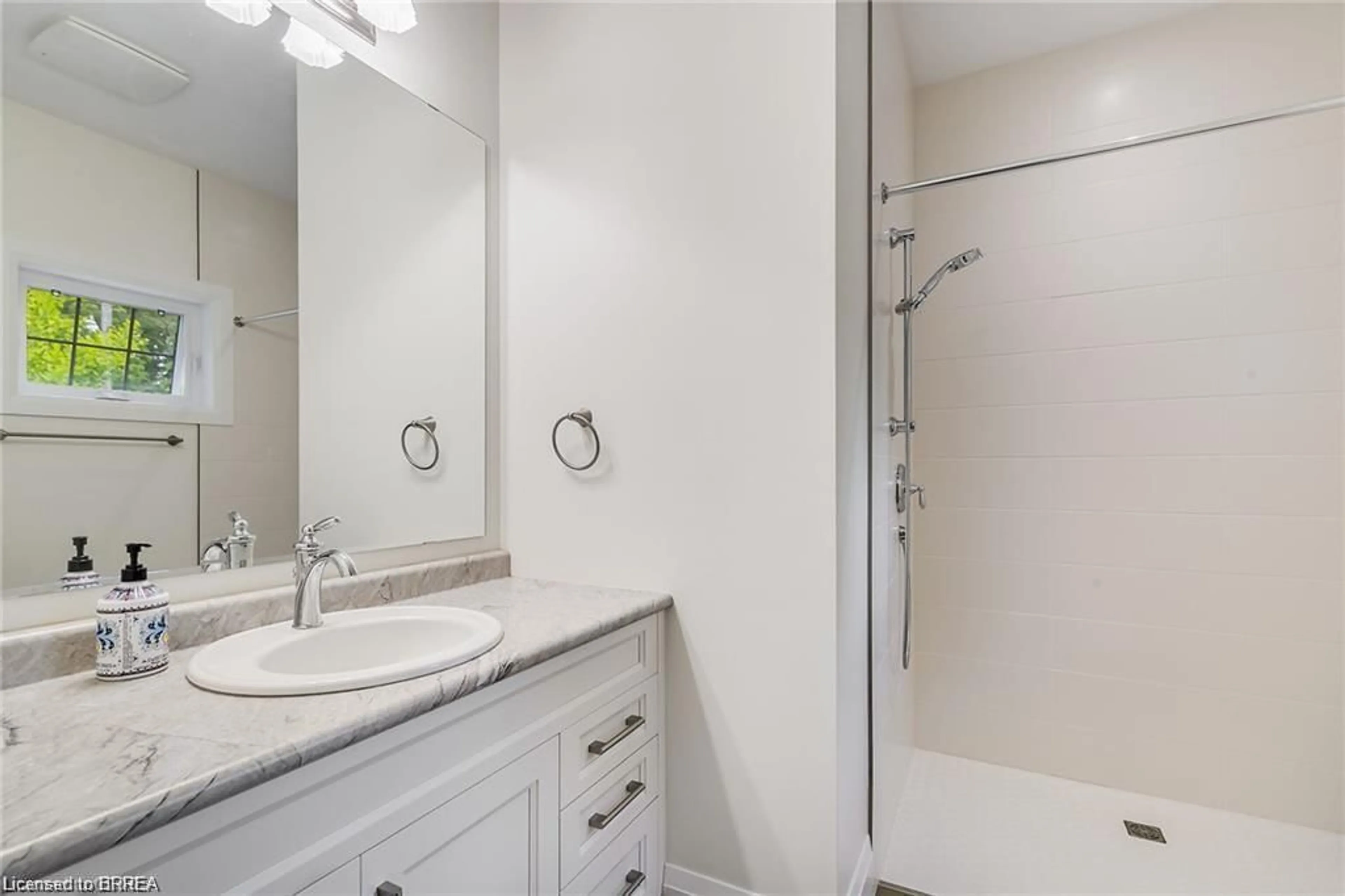 Standard bathroom, ceramic/tile floor for 125 Richardson St, Rockwood Ontario N0B 2K0