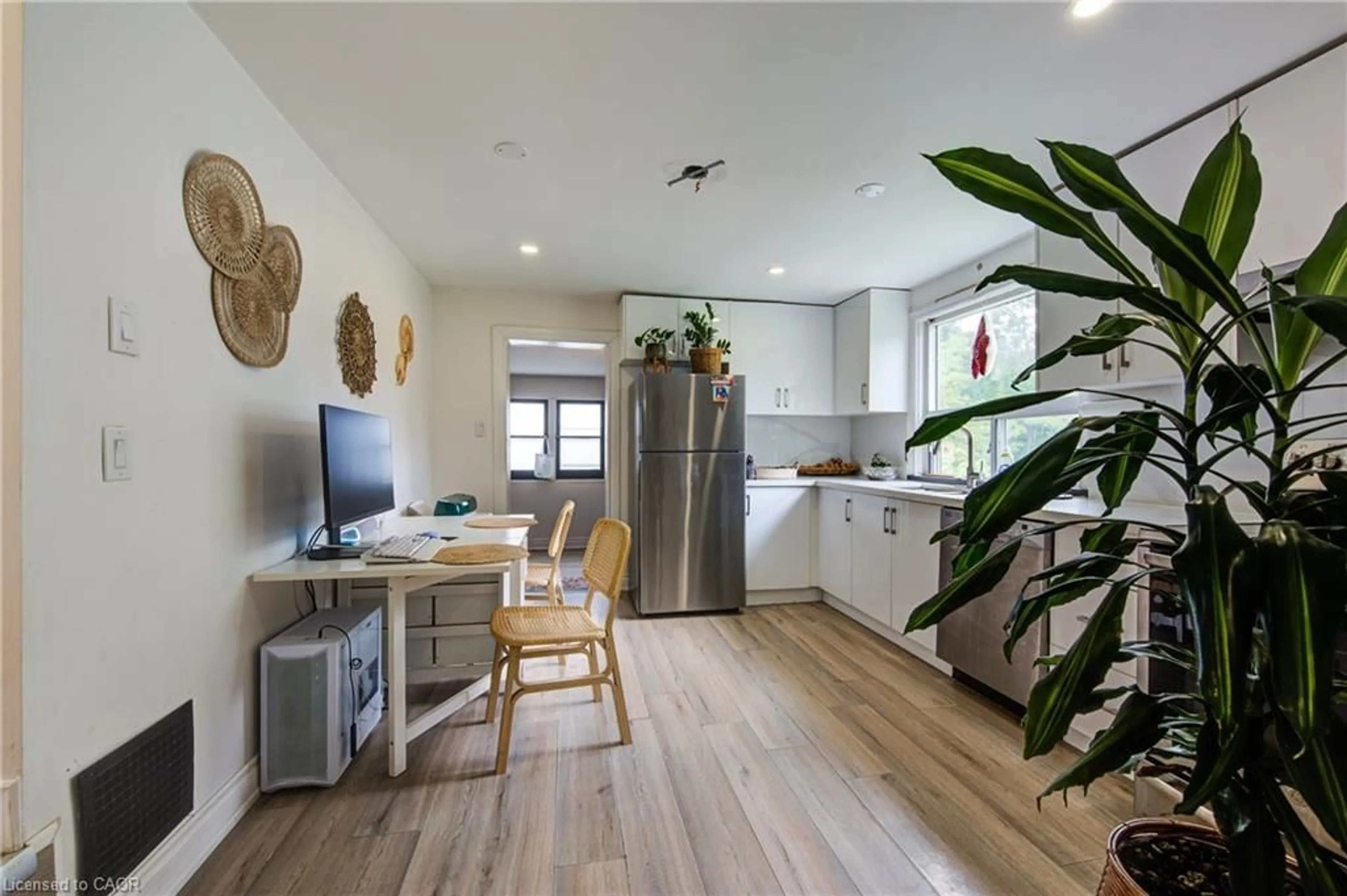 Open concept kitchen, wood/laminate floor for 150 Finkle St, Woodstock Ontario N4S 3E3