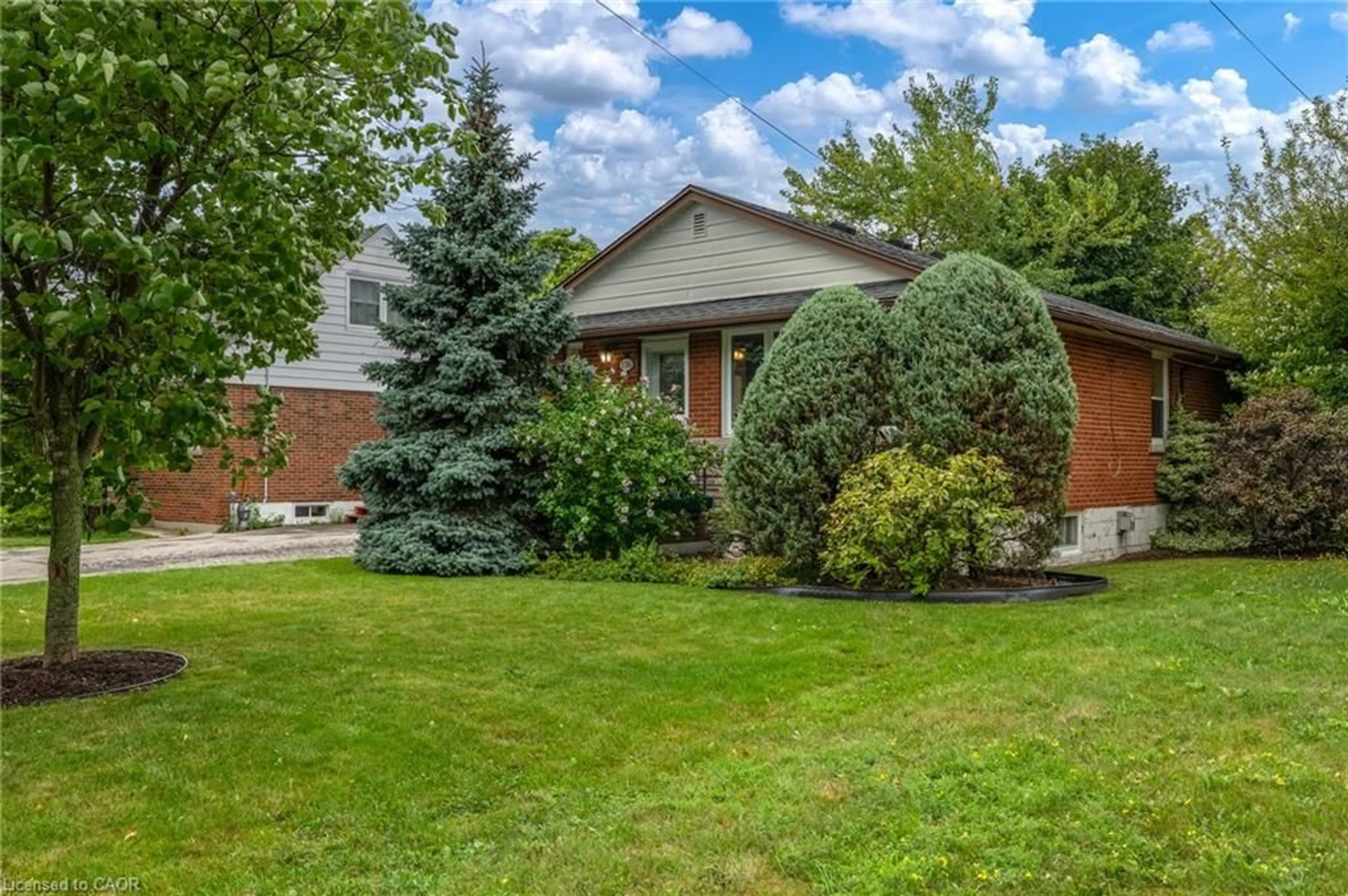 Patio, street for 136 Howard Ave, Hamilton Ontario L9A 2W7