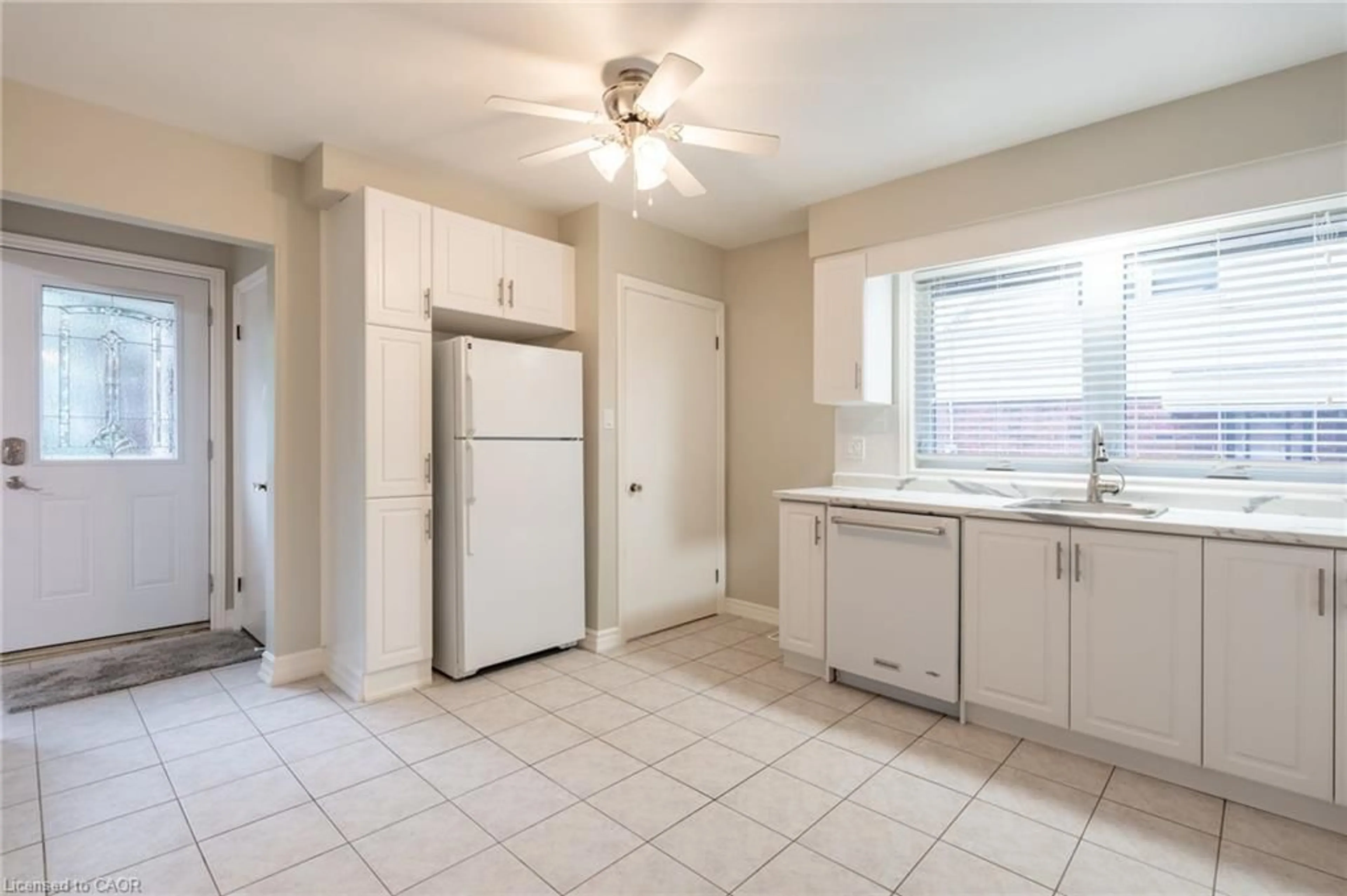 Standard kitchen, ceramic/tile floor for 136 Howard Ave, Hamilton Ontario L9A 2W7