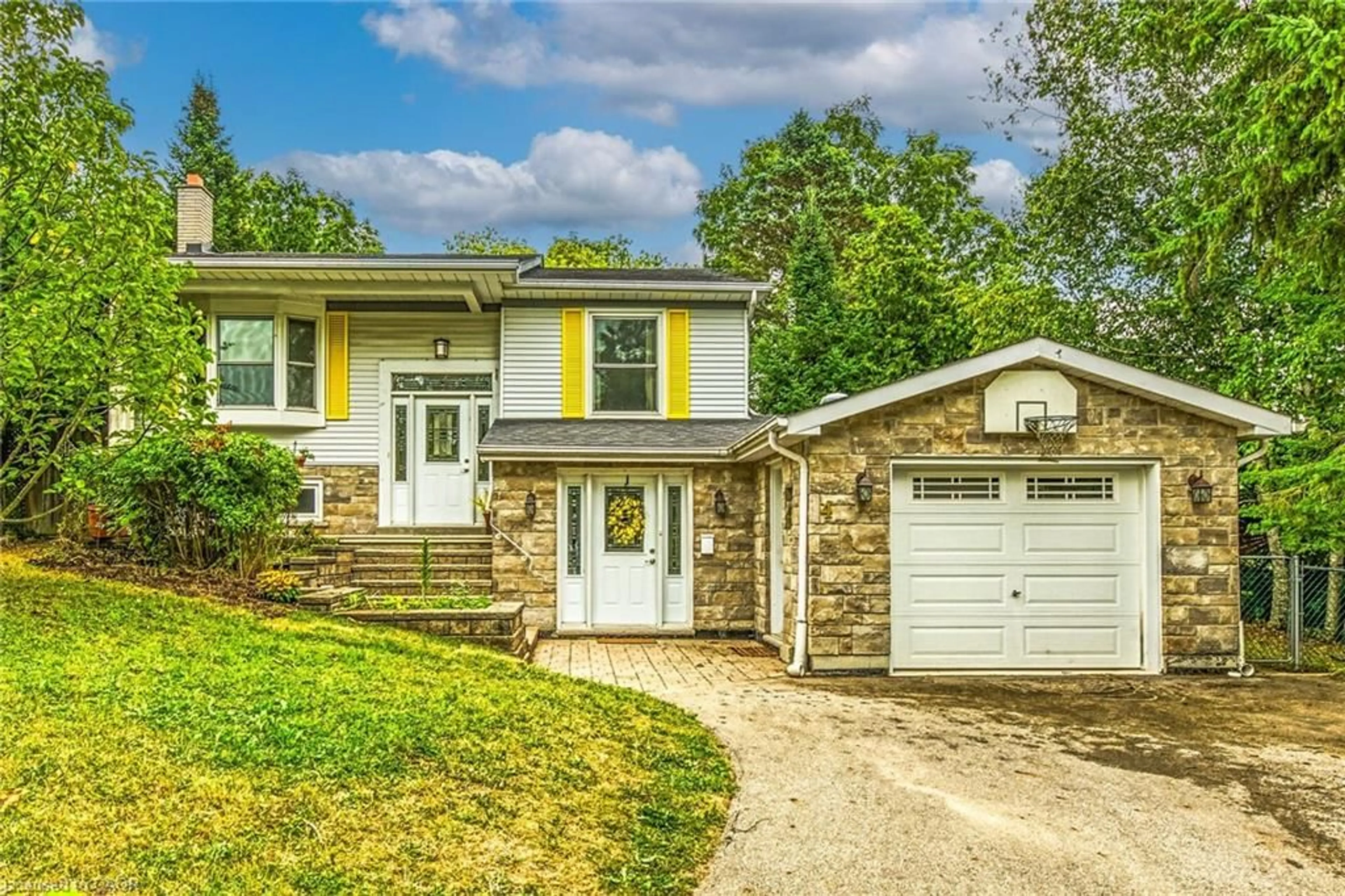 Home with vinyl exterior material, street for 4 Ivy Crt, Dundas Ontario L9H 5R3