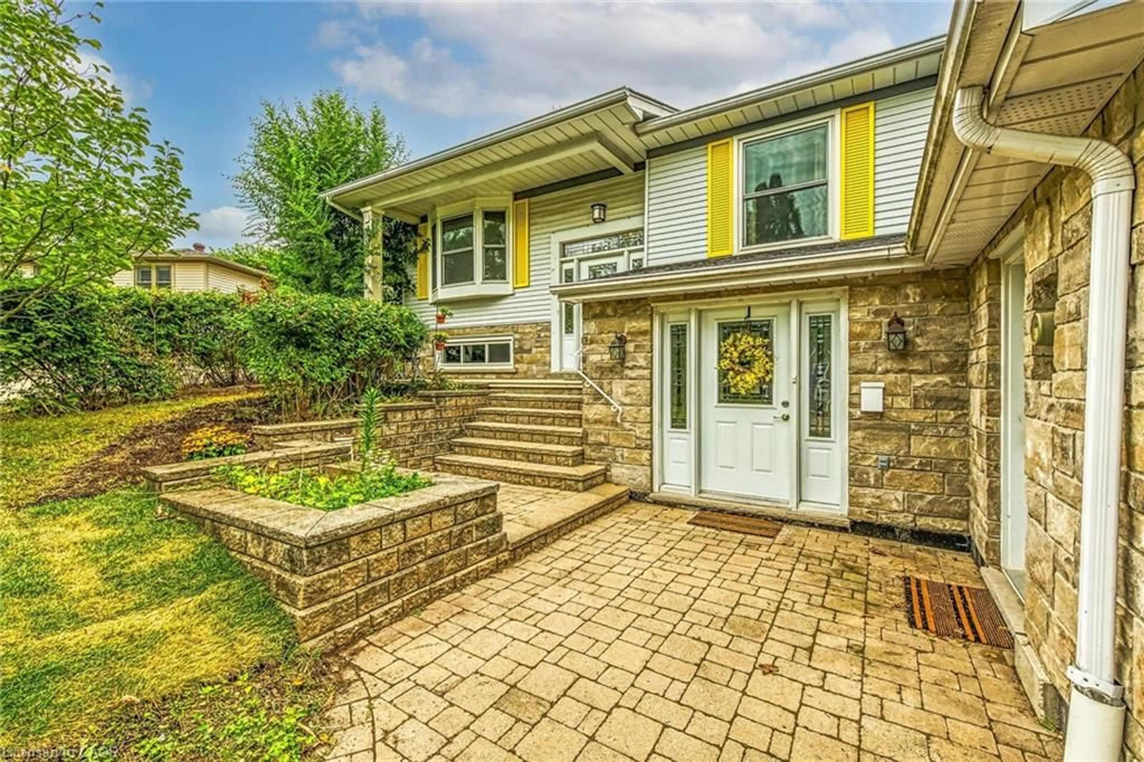Home with brick exterior material, street for 4 Ivy Crt, Dundas Ontario L9H 5R3