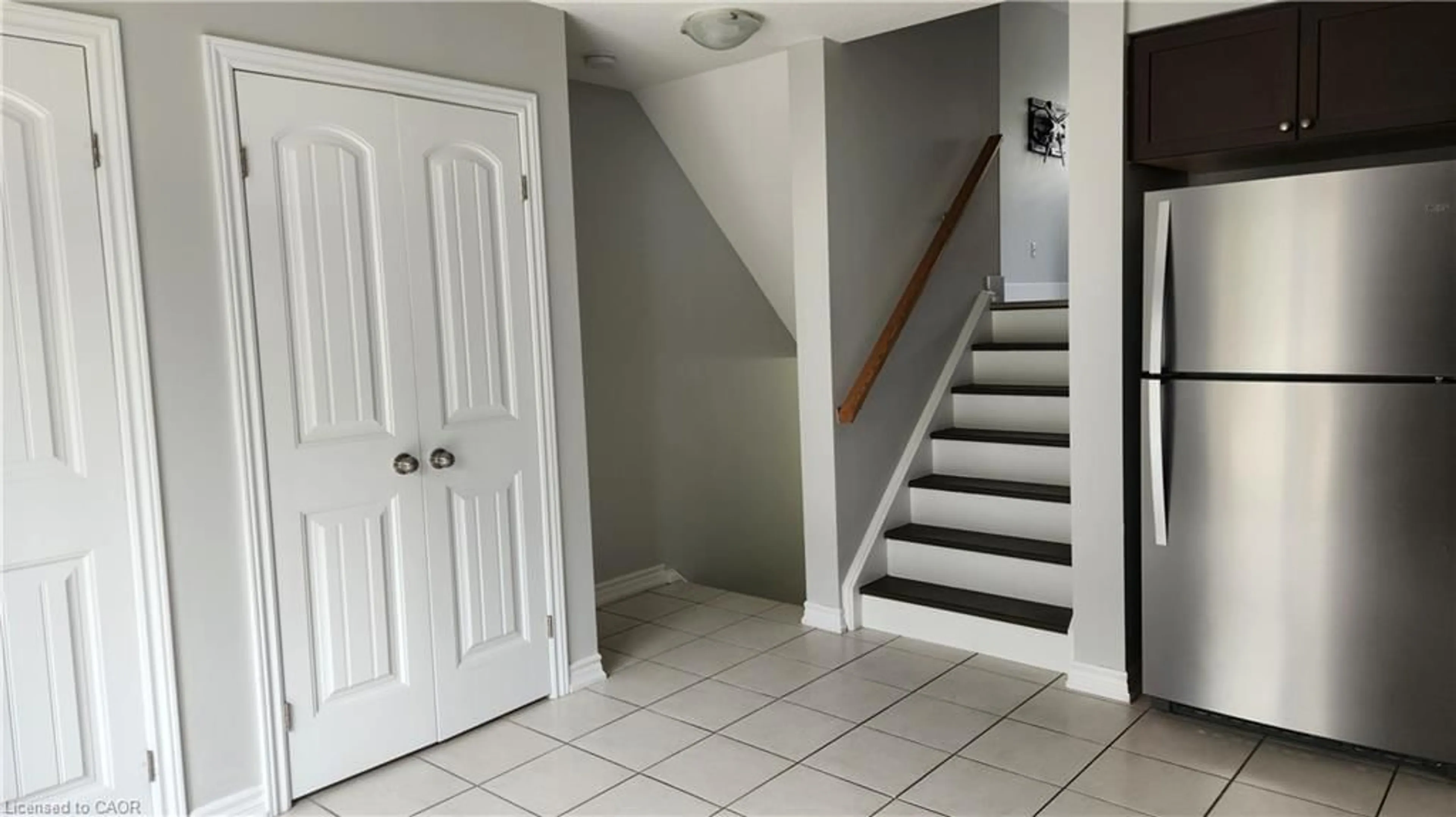 Indoor entryway for 12 Poplar Dr #35, Cambridge Ontario N3C 0G4
