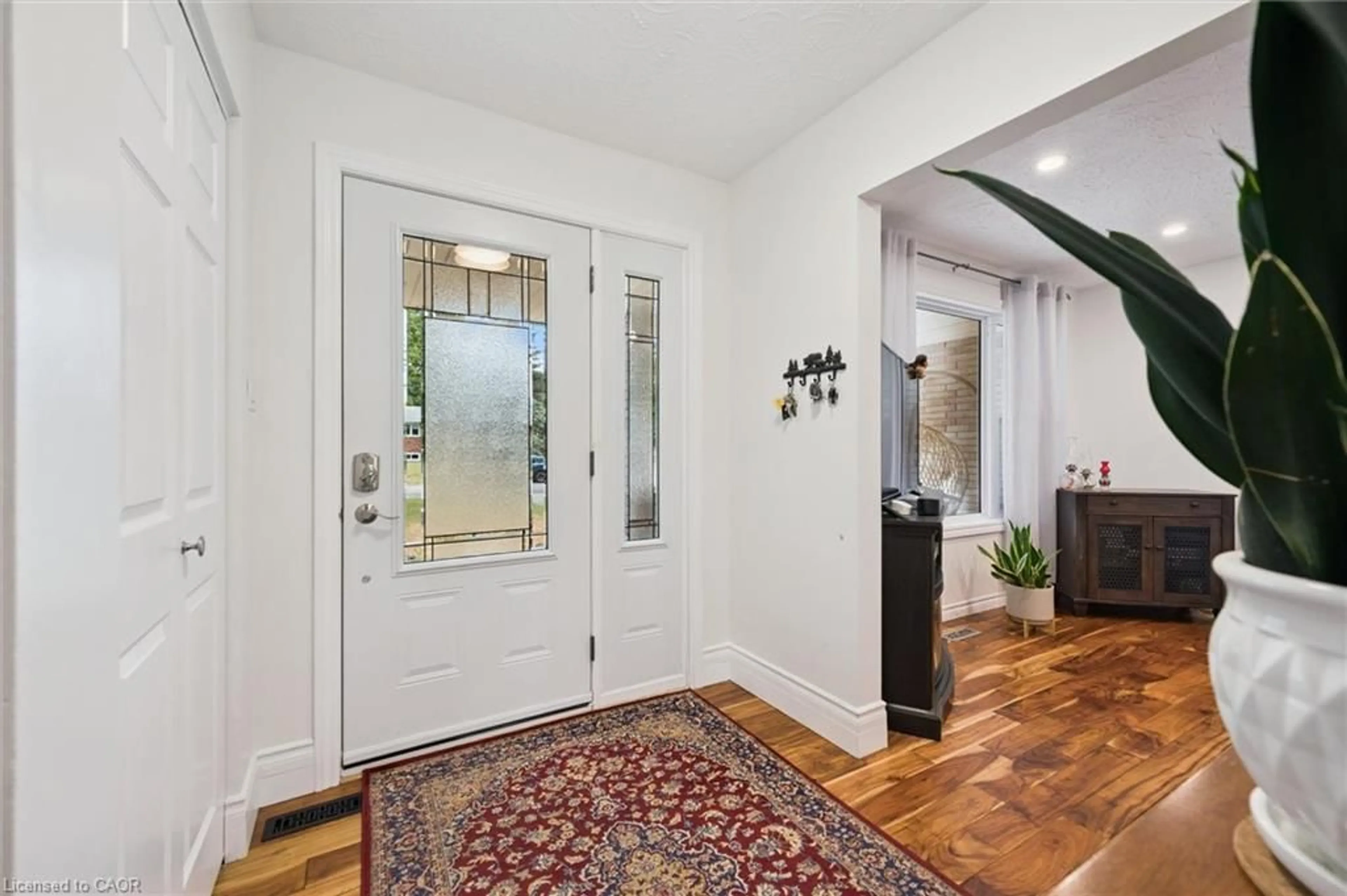 Indoor entryway for 37 Victoria Cres, Fergus Ontario N1M 2W3