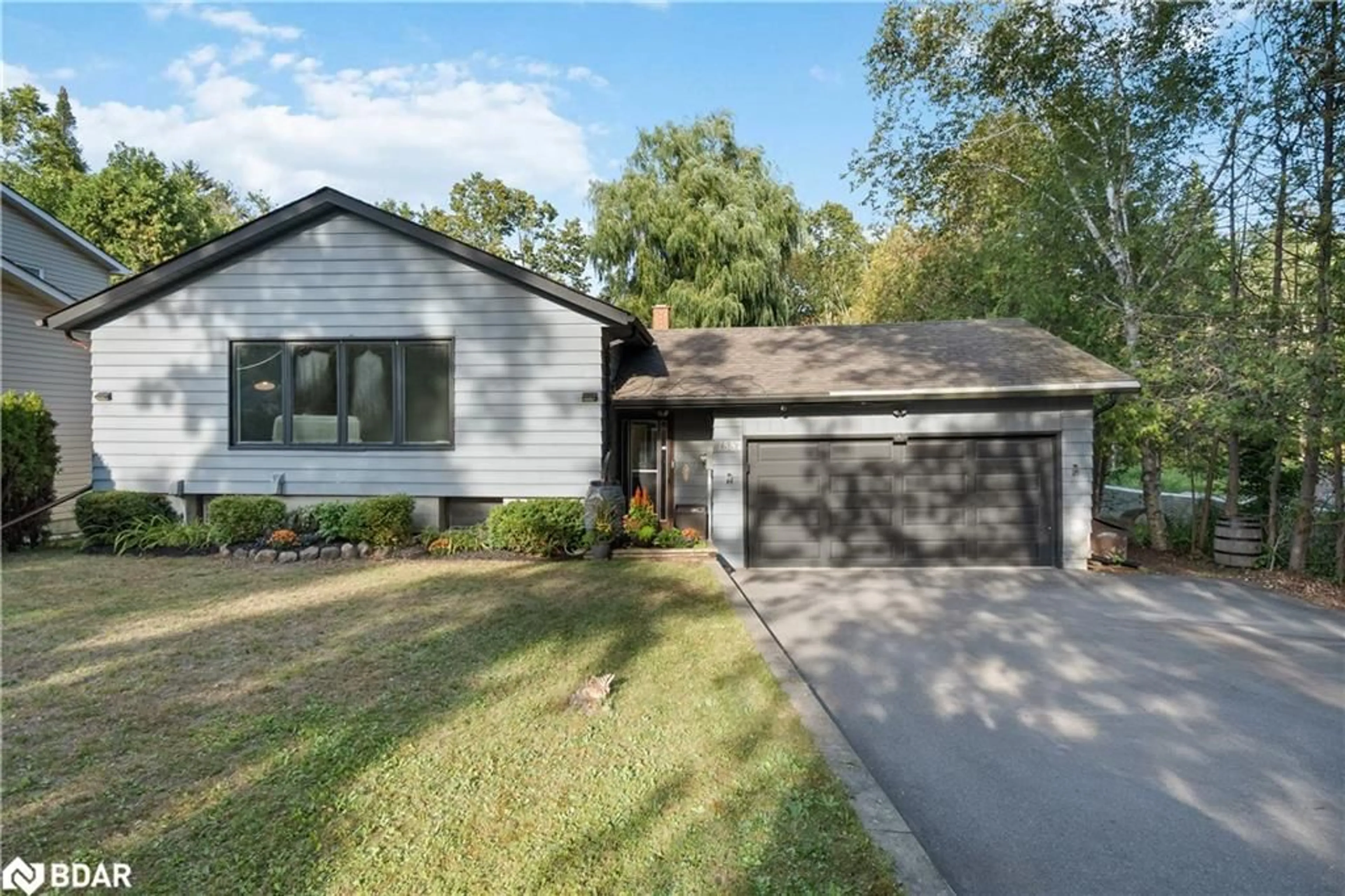 Home with vinyl exterior material, street for 1887 St Johns Rd, Innisfil Ontario L9S 1T4