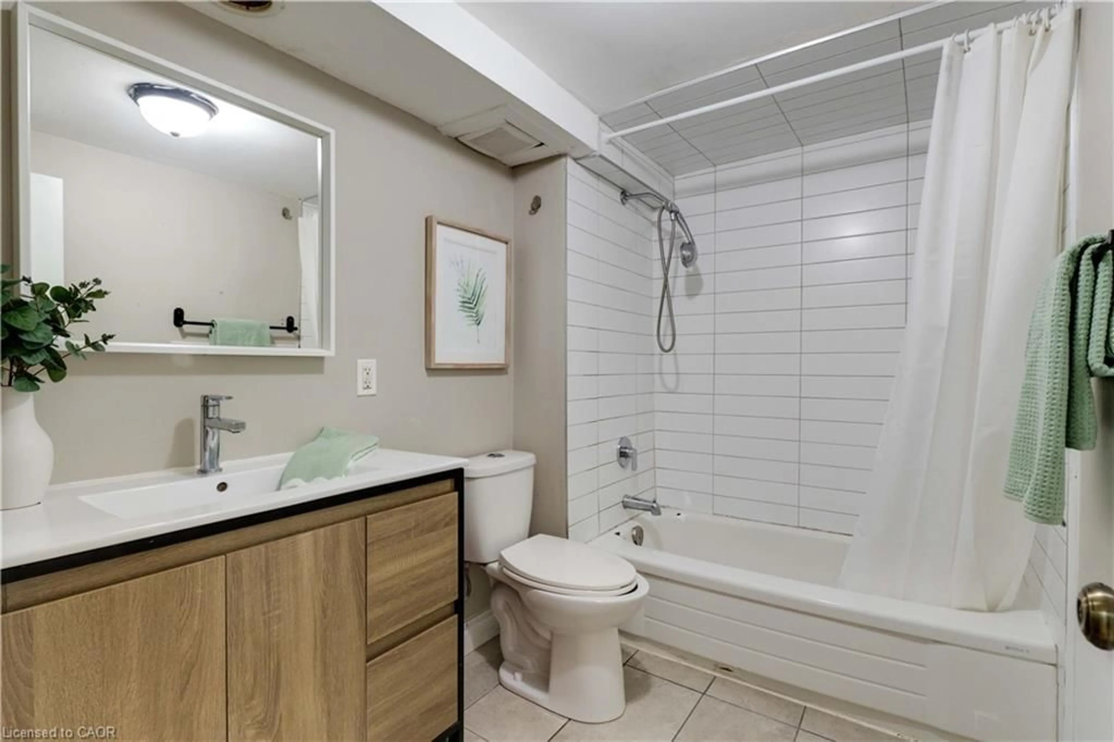 Standard bathroom, ceramic/tile floor for 103 Arkell St, Hamilton Ontario L8S 1N6