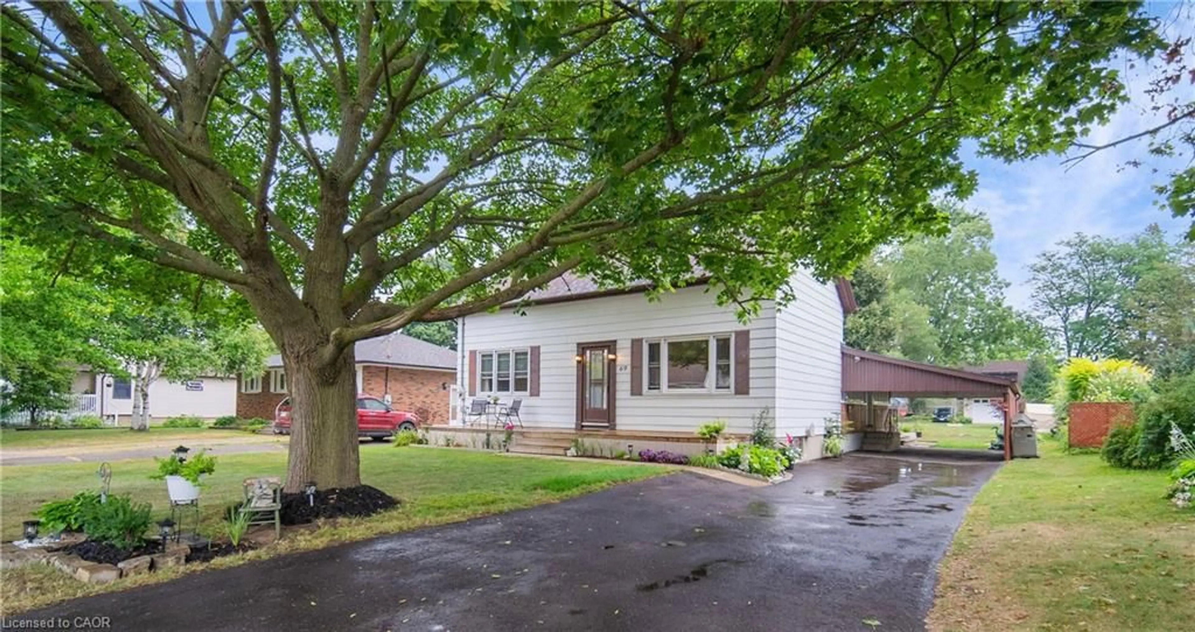 Home with vinyl exterior material, street for 69 Bee St, Woodstock Ontario N4S 3Z2