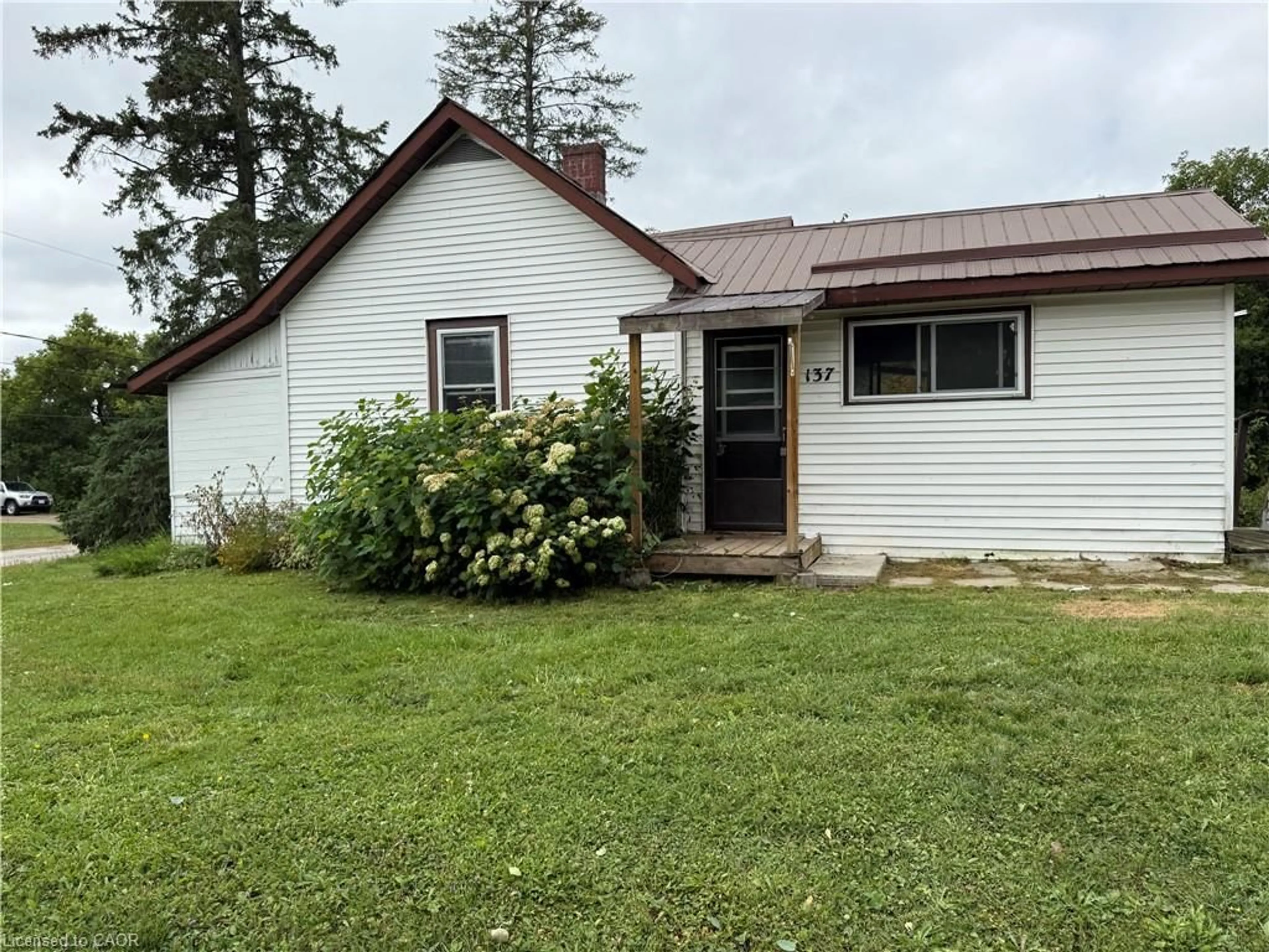 A pic from outside/outdoor area/front of a property/back of a property/a pic from drone, unknown for 137 Simpson St, Burk's Falls Ontario P0A 1C0