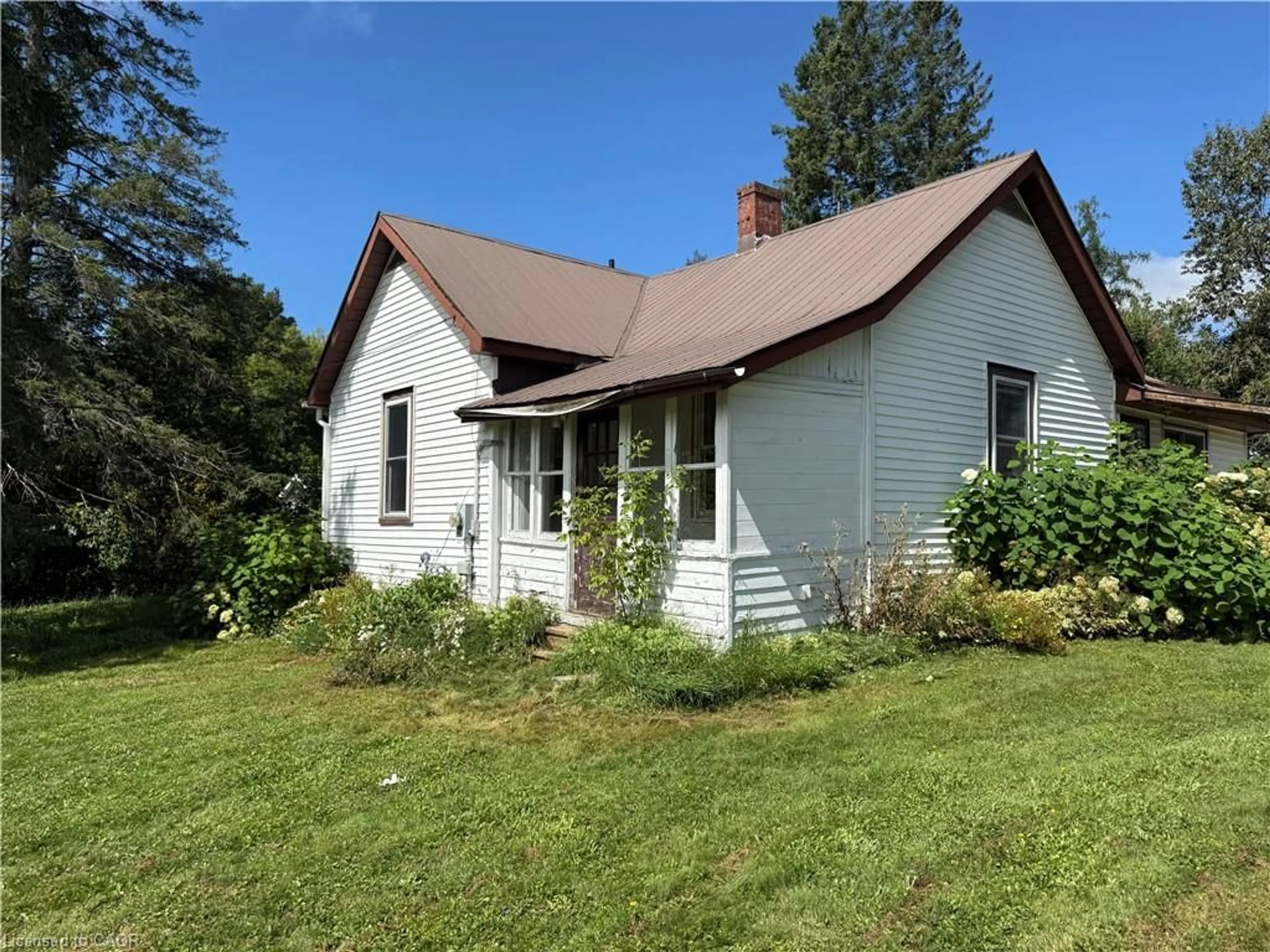 A pic from outside/outdoor area/front of a property/back of a property/a pic from drone, building for 137 Simpson St, Burk's Falls Ontario P0A 1C0