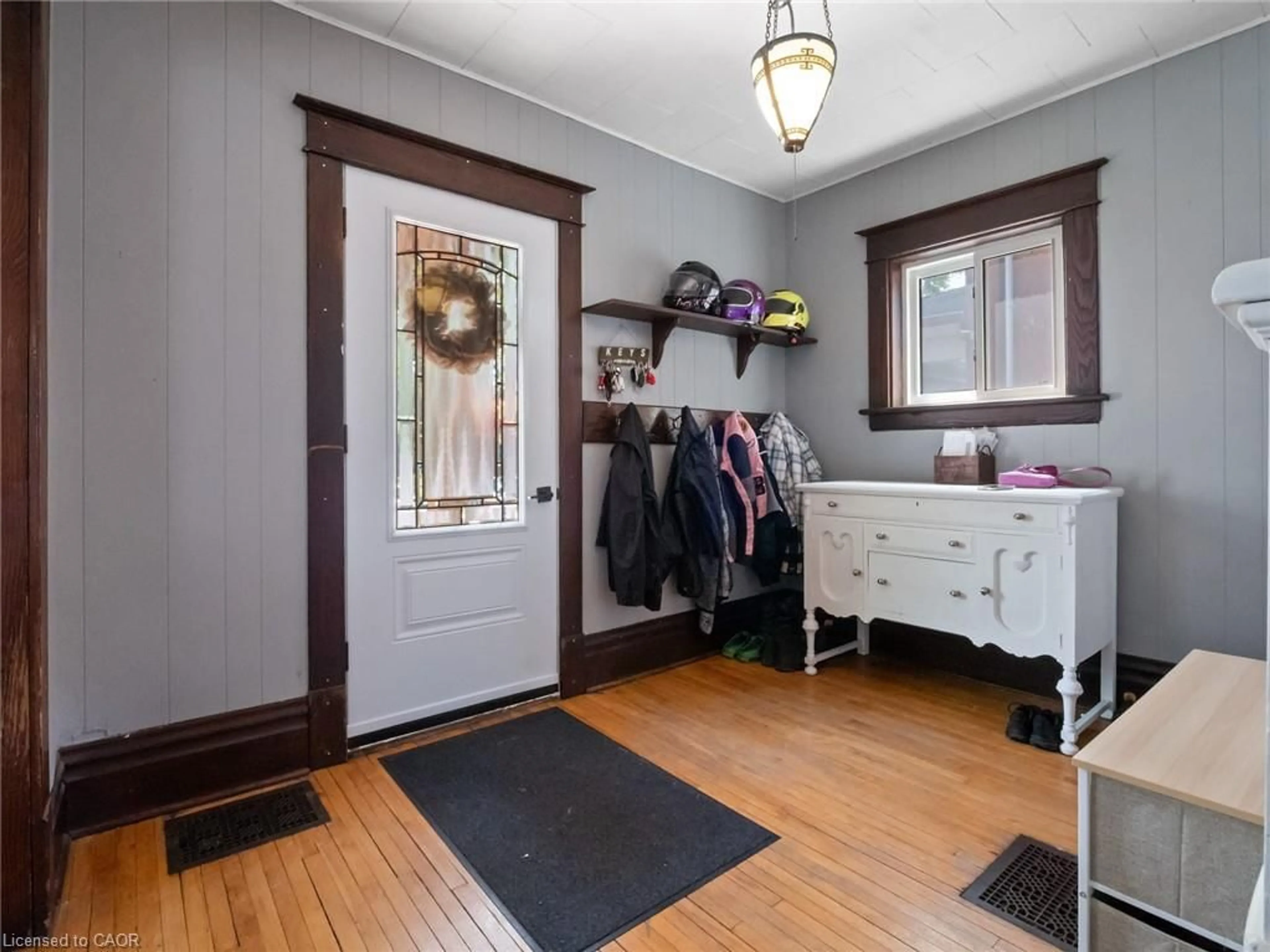 Indoor entryway for 48 Grove St, Welland Ontario L3B 4B4