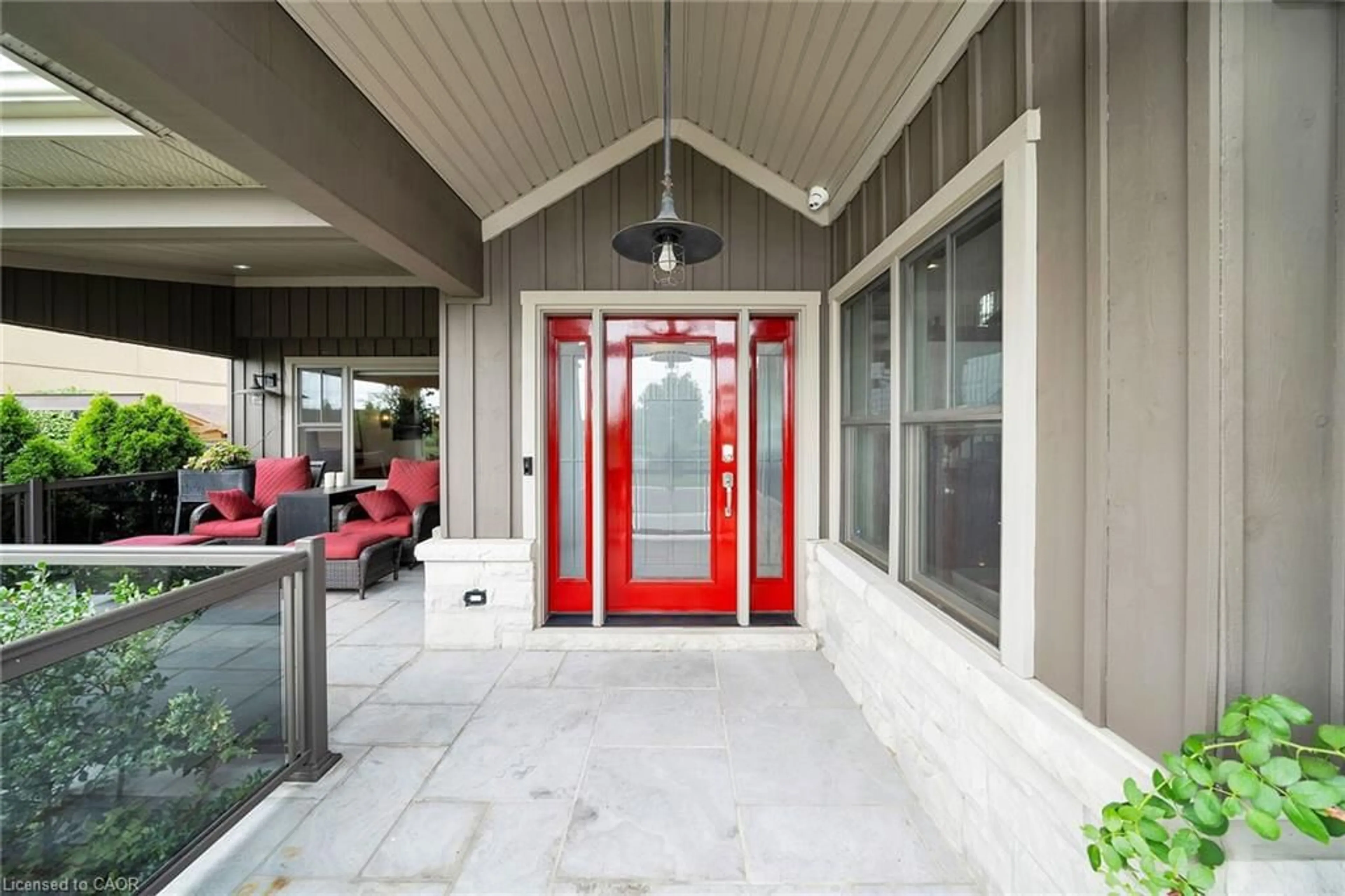 Indoor foyer for 404 Mountain Brow Blvd, Hamilton Ontario L8T 1A7