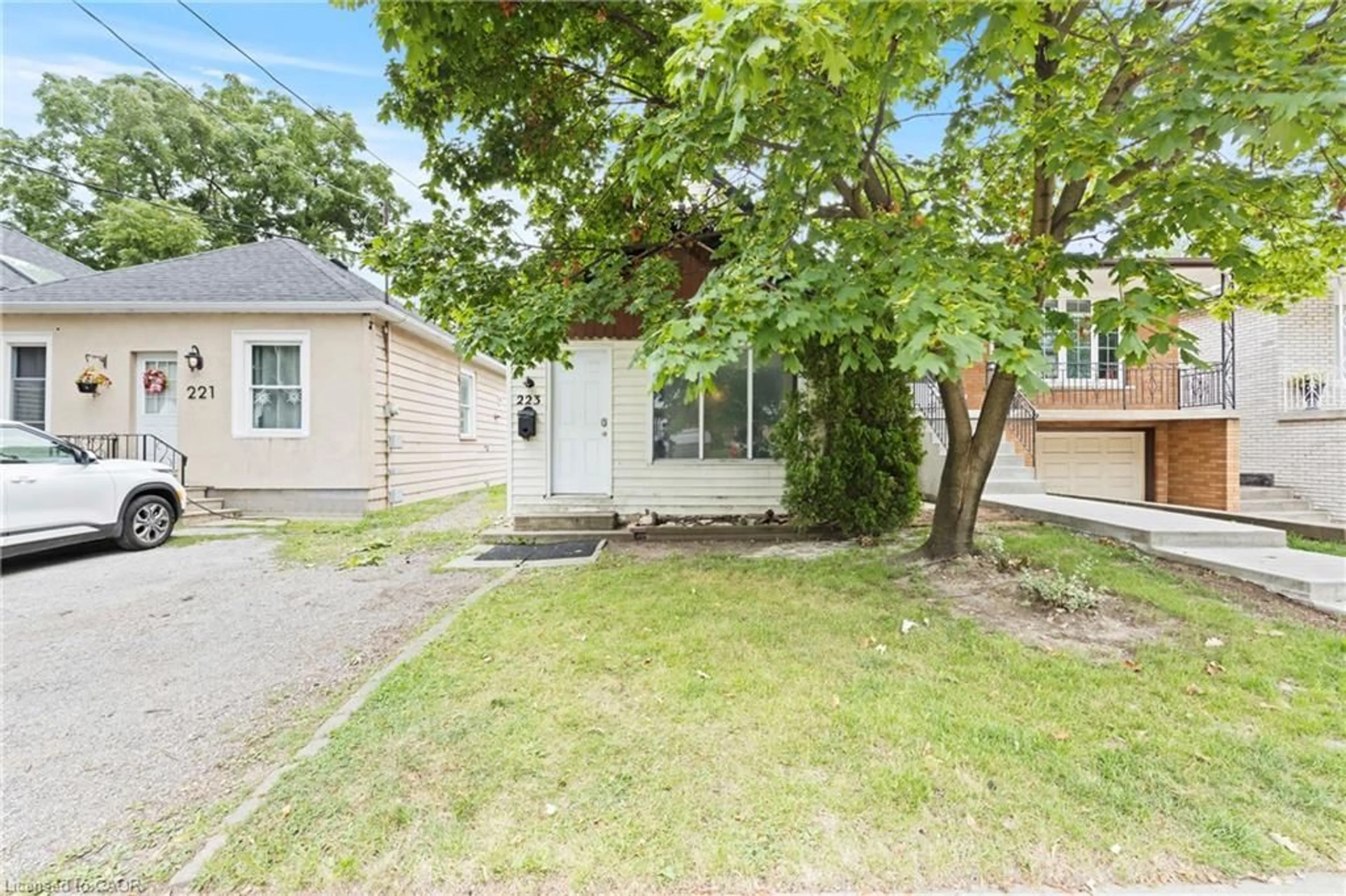 Unknown for 223 East 8th St, Hamilton Ontario L9A 3L7