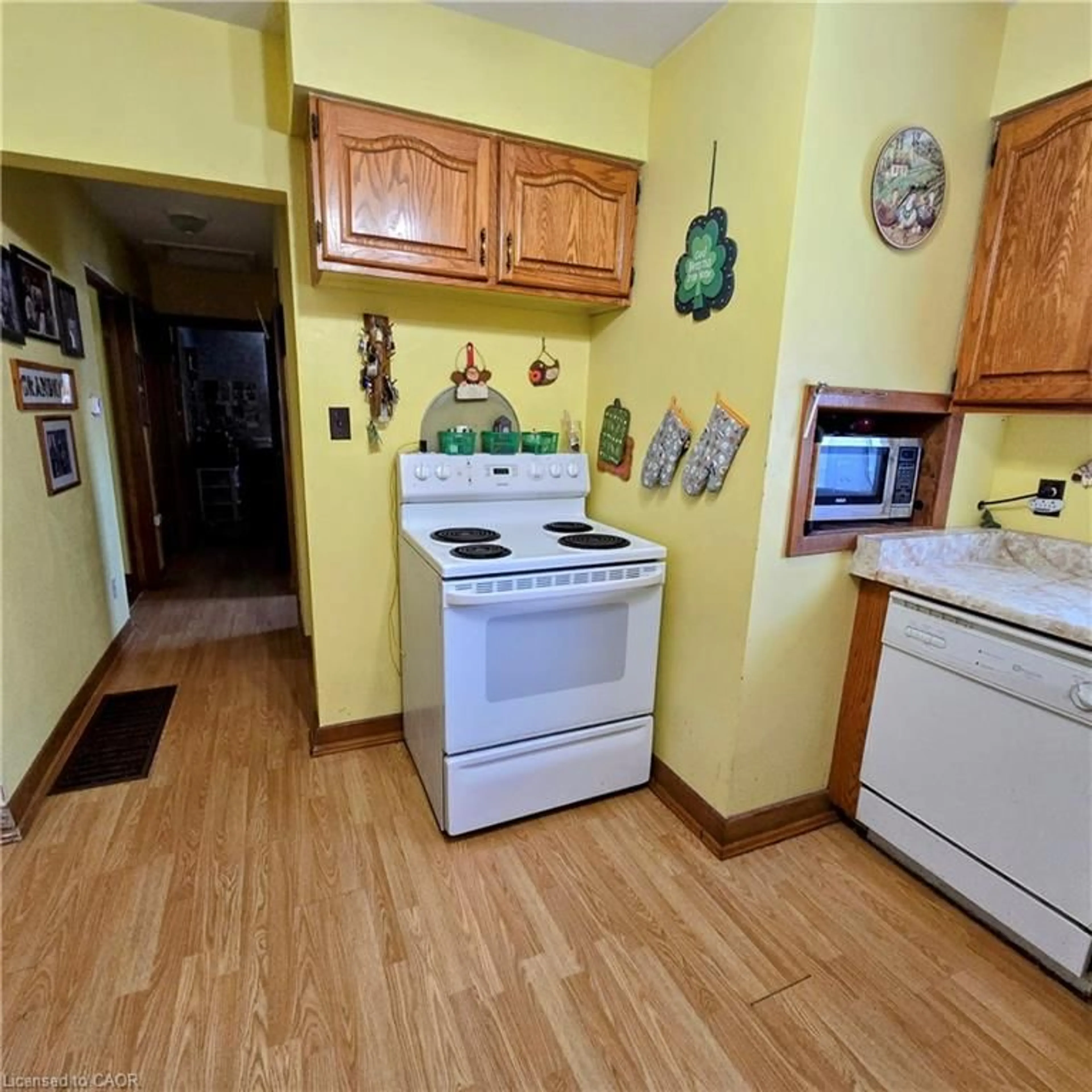 Standard kitchen, unknown for 73 Francis St, Cambridge Ontario N1S 1Z9