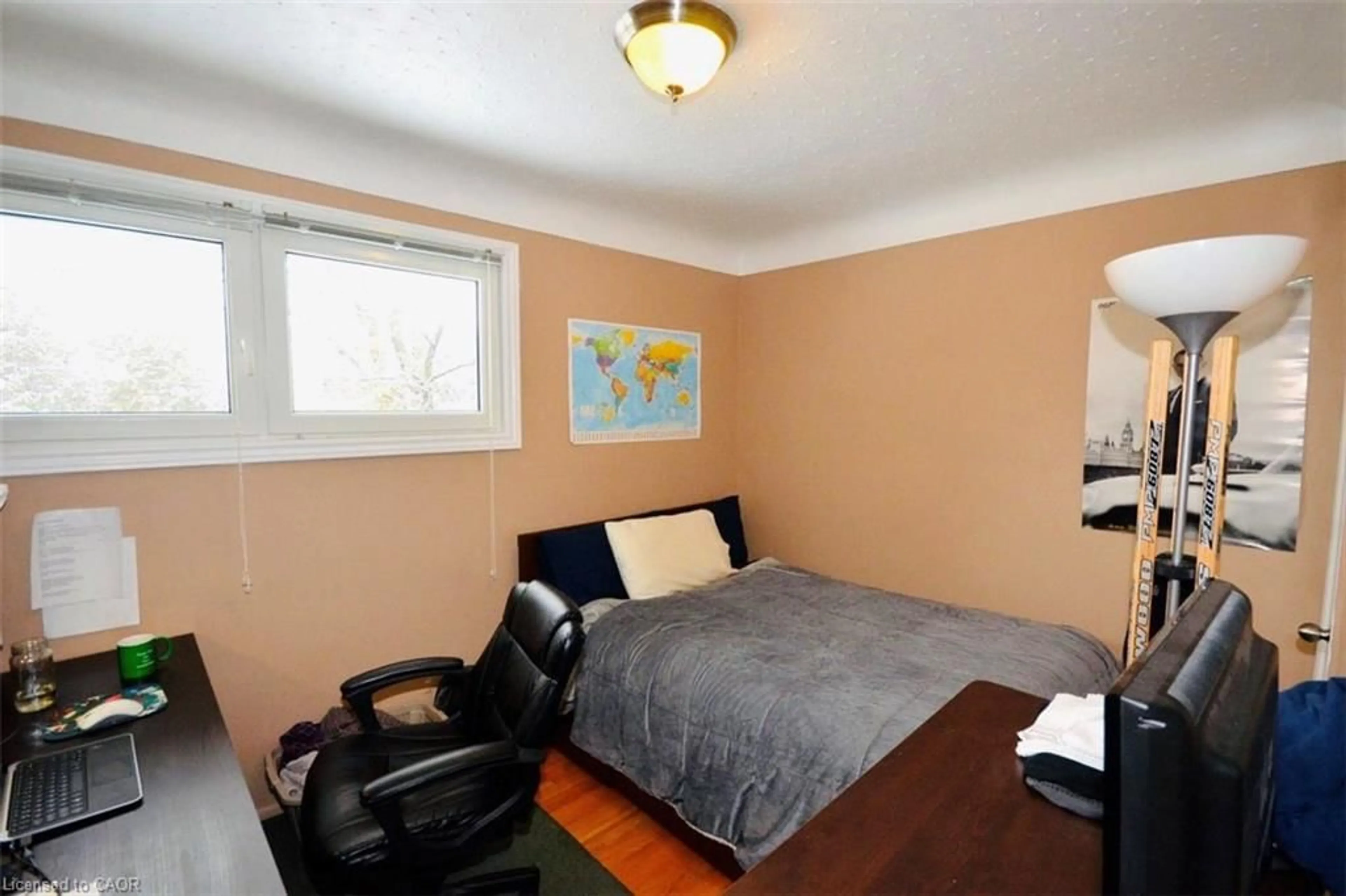 A pic of a room for 15 Mericourt Rd, Hamilton Ontario L8S 2N5