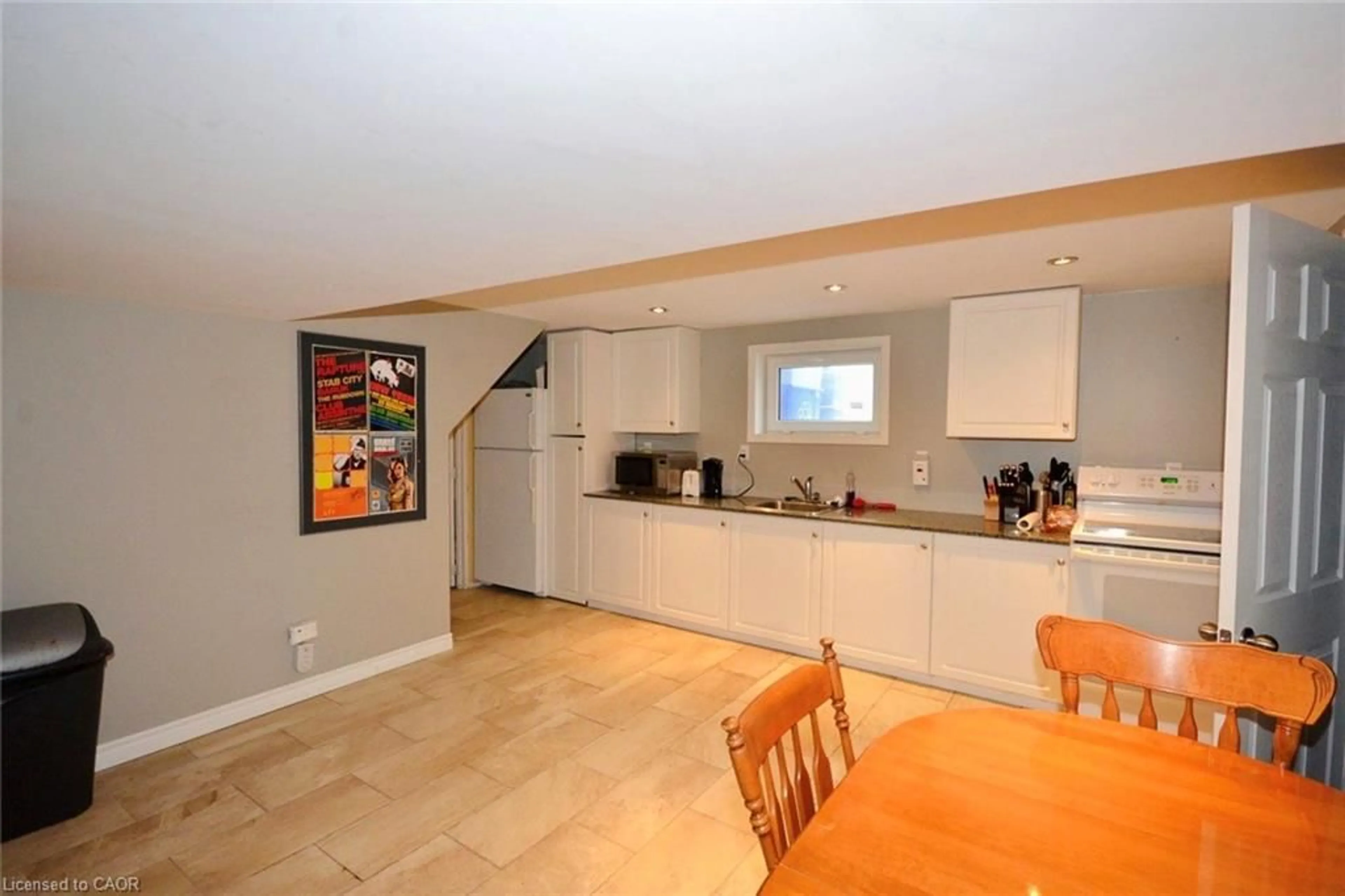 Open concept kitchen, ceramic/tile floor for 15 Mericourt Rd, Hamilton Ontario L8S 2N5