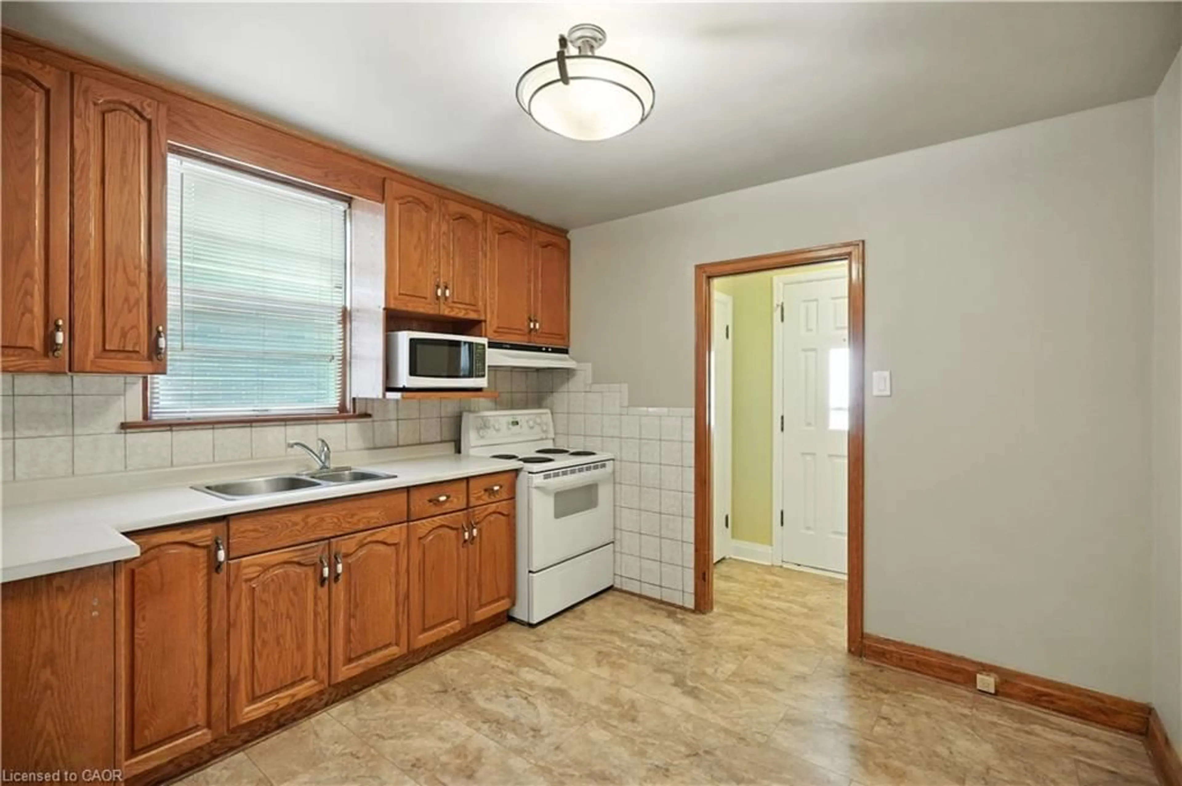 Standard kitchen, ceramic/tile floor for 127 Garside Ave, Hamilton Ontario L8K 2W1