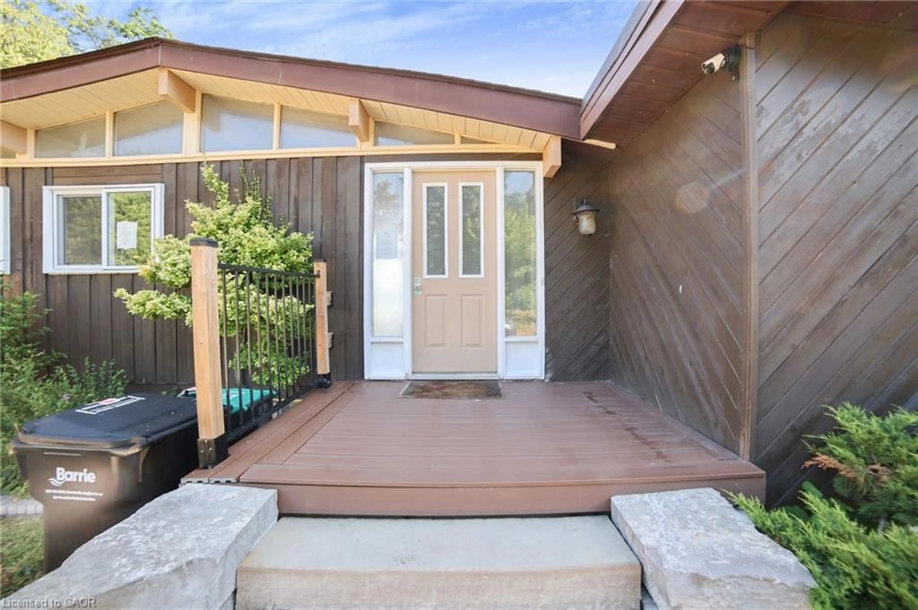 Indoor entryway for 54 Little Lake Dr, Barrie Ontario L4M 7C1