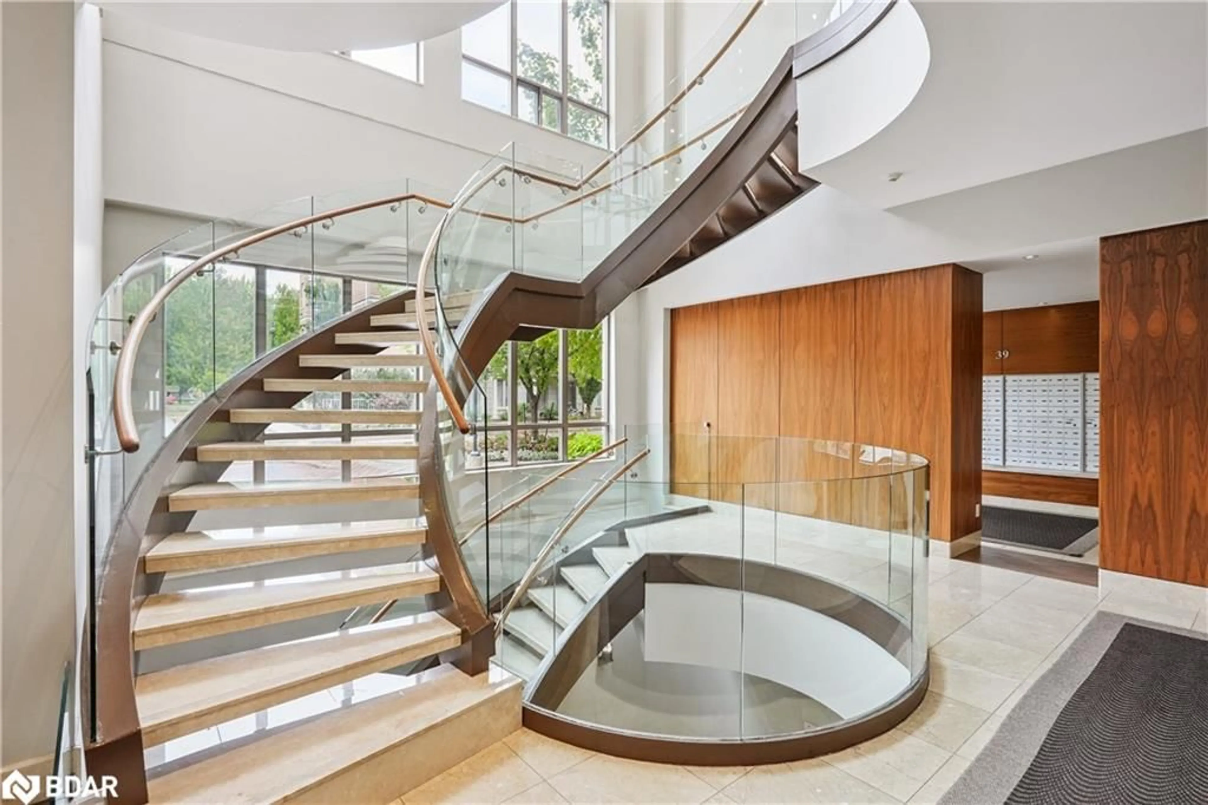 Indoor foyer for 37 Galleria Pky #506, Thornhill Ontario L3T 0A5