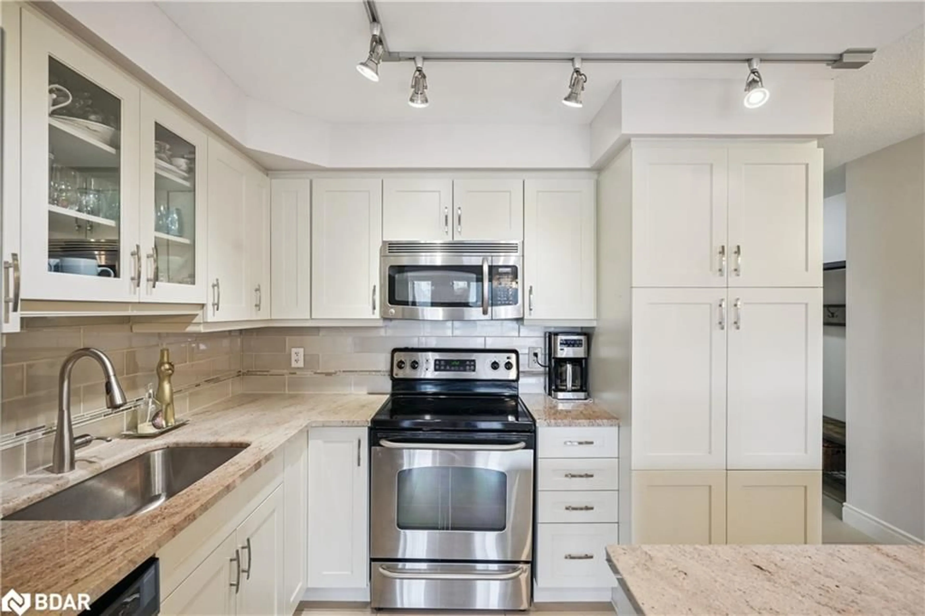 Standard kitchen, unknown for 37 Galleria Pky #506, Thornhill Ontario L3T 0A5