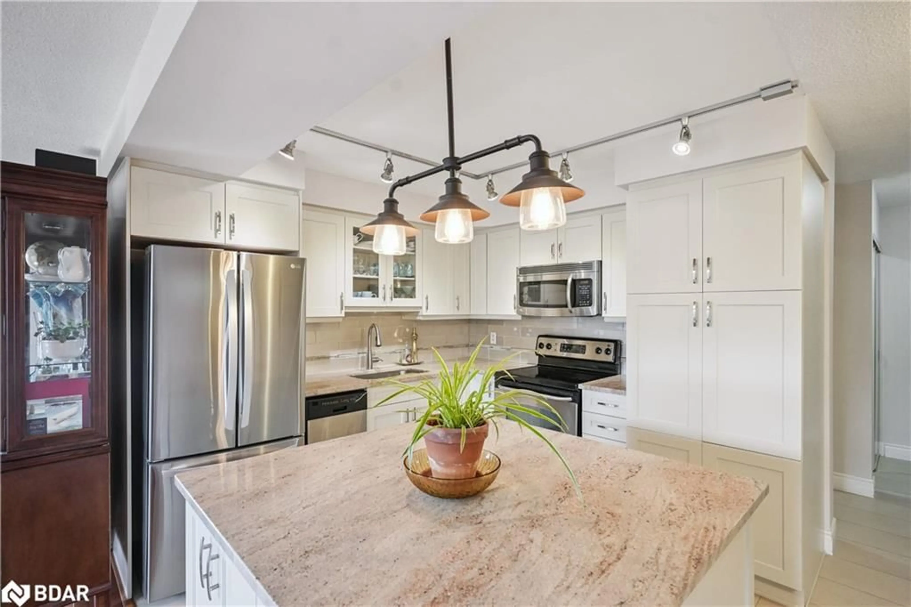 Open concept kitchen, ceramic/tile floor for 37 Galleria Pky #506, Thornhill Ontario L3T 0A5