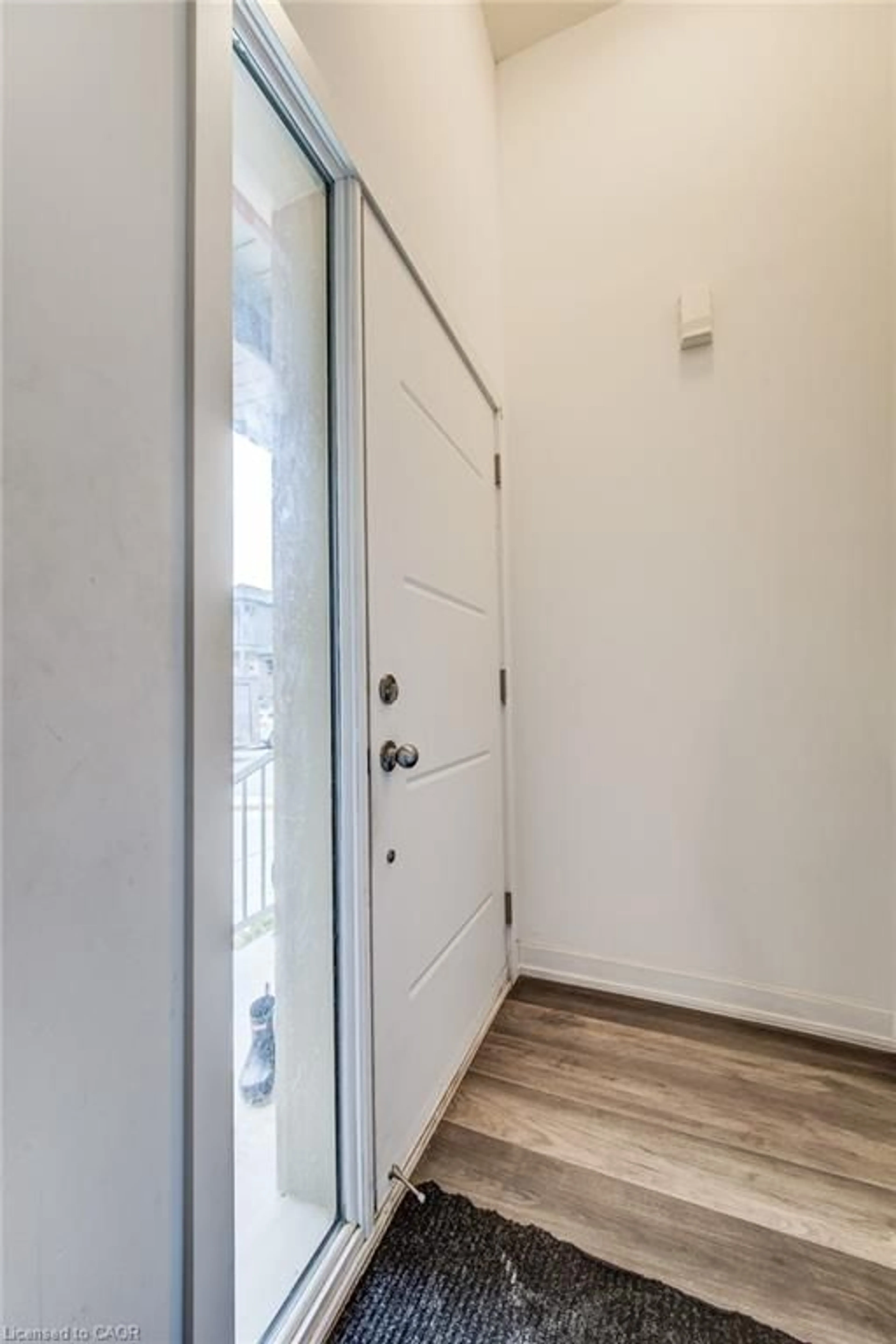 Indoor entryway for 205 West Oak Trail #35, Kitchener Ontario N2R 0R9