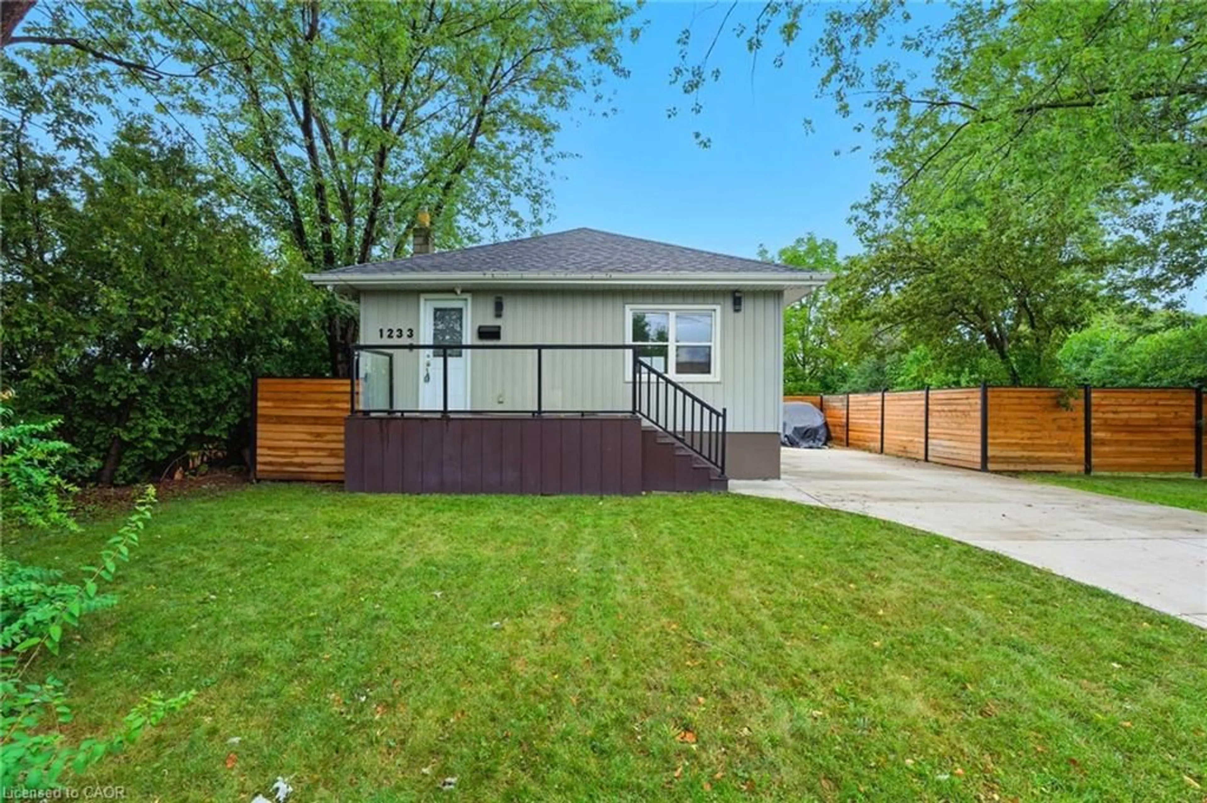 Home with vinyl exterior material, street for 1233 Coric Ave, Burlington Ontario L7R 3S4