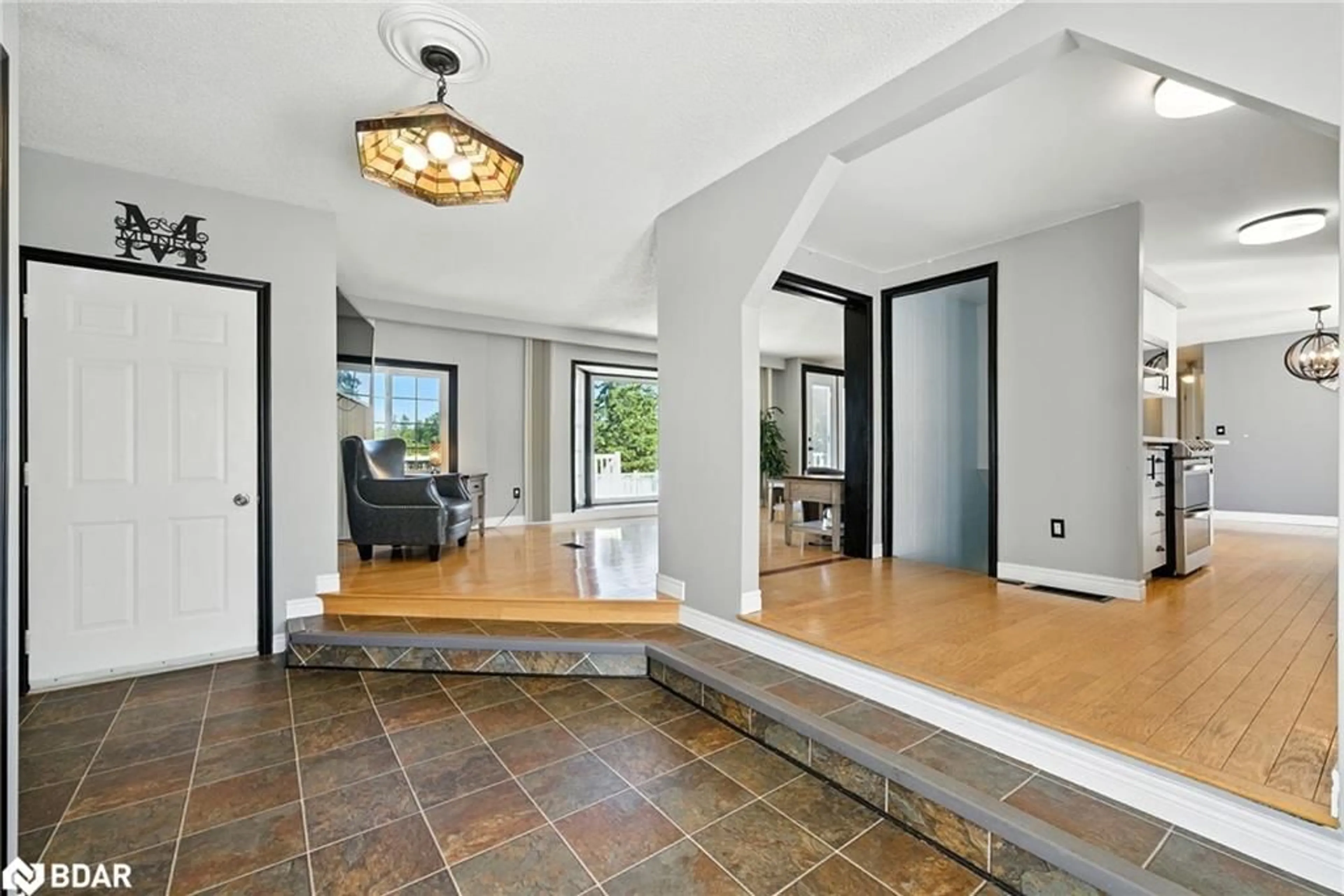 Indoor foyer for 128 Pearns Rd, Fenelon Falls Ontario K0M 1N0