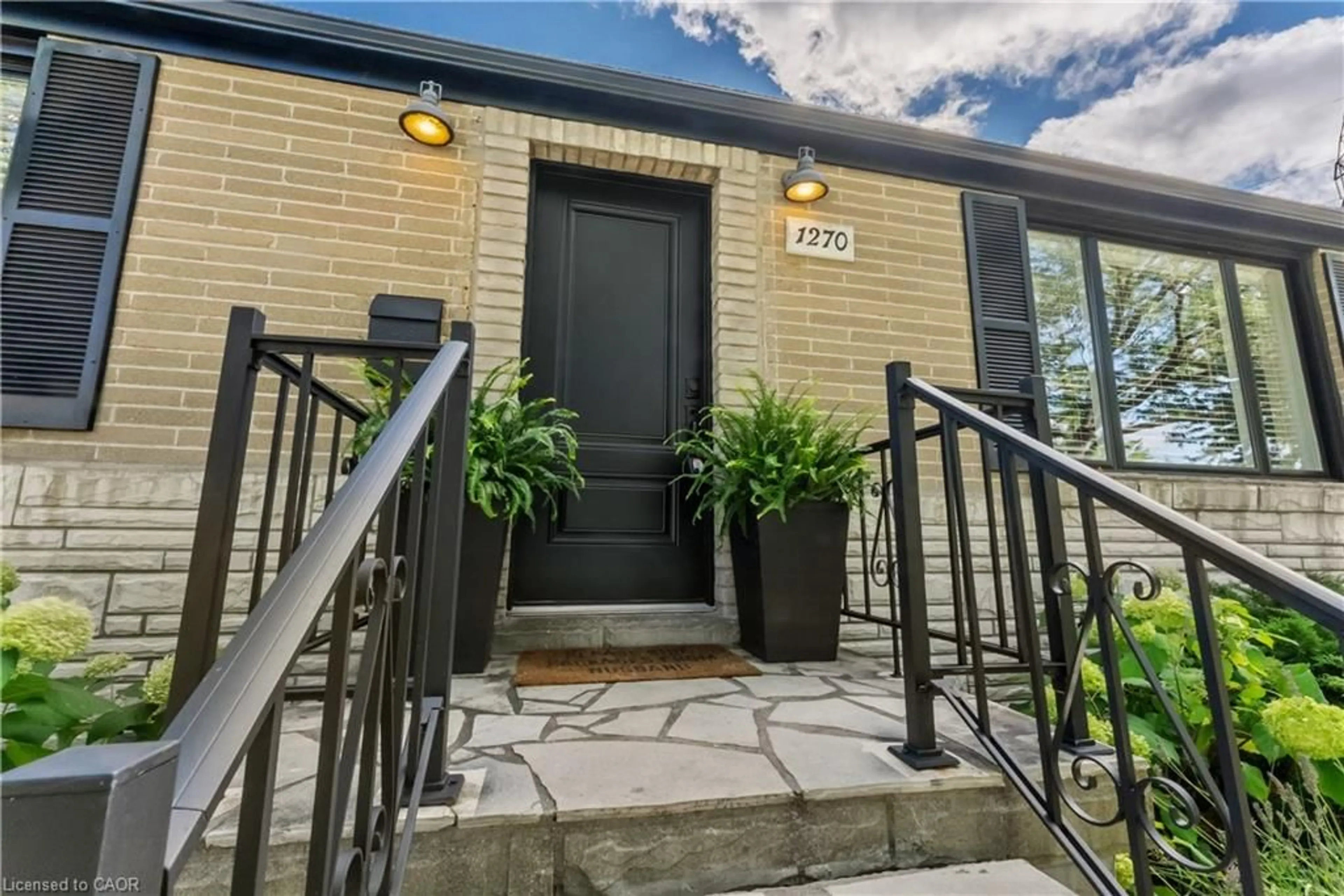 Indoor entryway for 1270 Homewood Dr, Burlington Ontario L7P 2M6