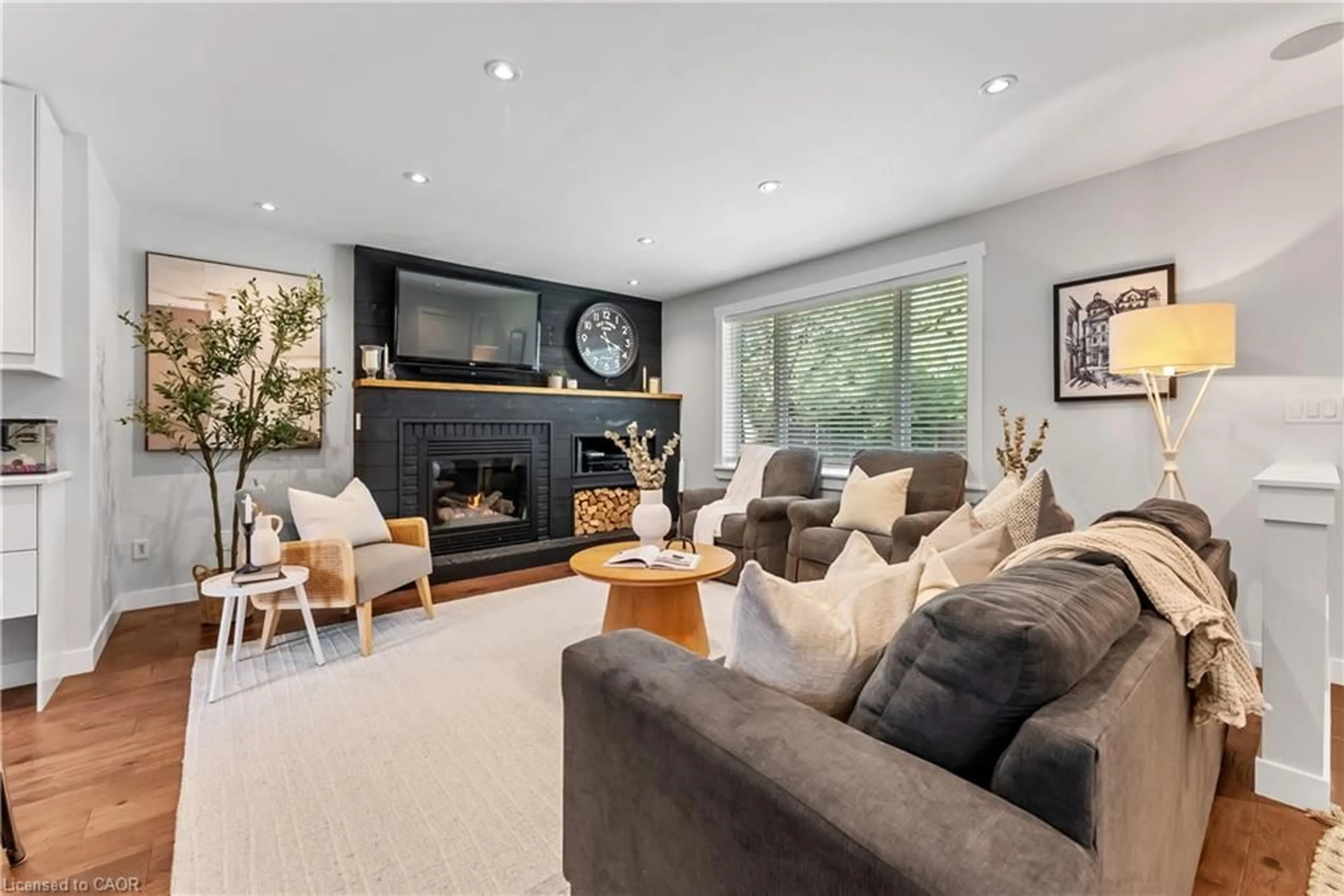 Living room with furniture, unknown for 1270 Homewood Dr, Burlington Ontario L7P 2M6
