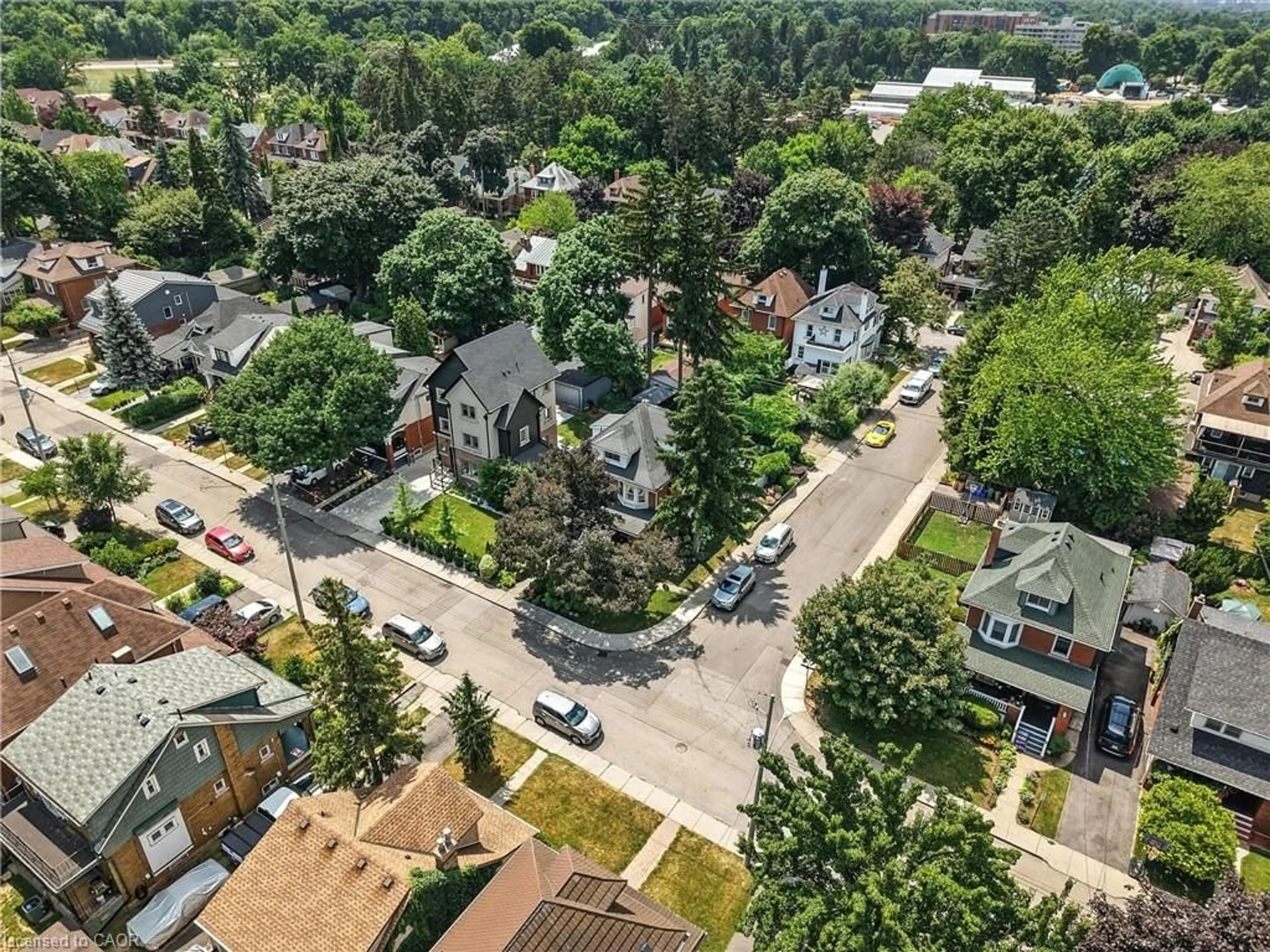 A pic from outside/outdoor area/front of a property/back of a property/a pic from drone, street for 98 Kensington Ave, Hamilton Ontario L8M 3H3